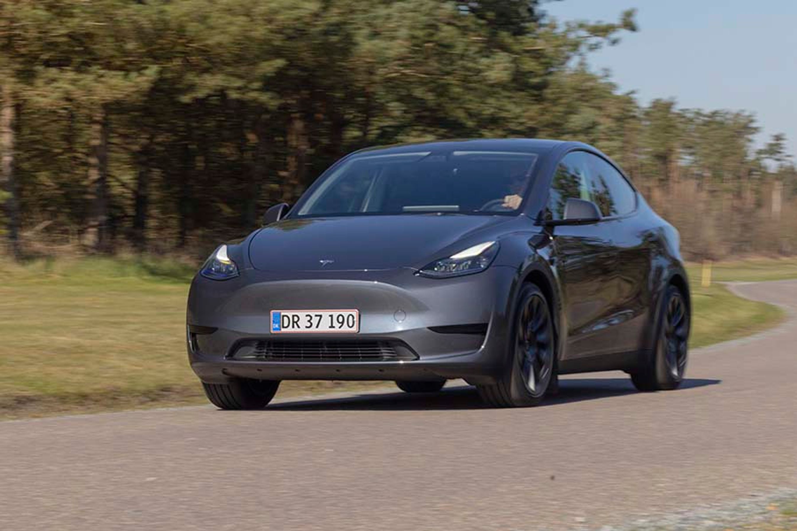 Tesla Model Y er i øjeblikket den mest populære bilmodel i Danmark. Her har vi testet den billigste udgave med baghjulstræk til en pris på 375.000 kr.