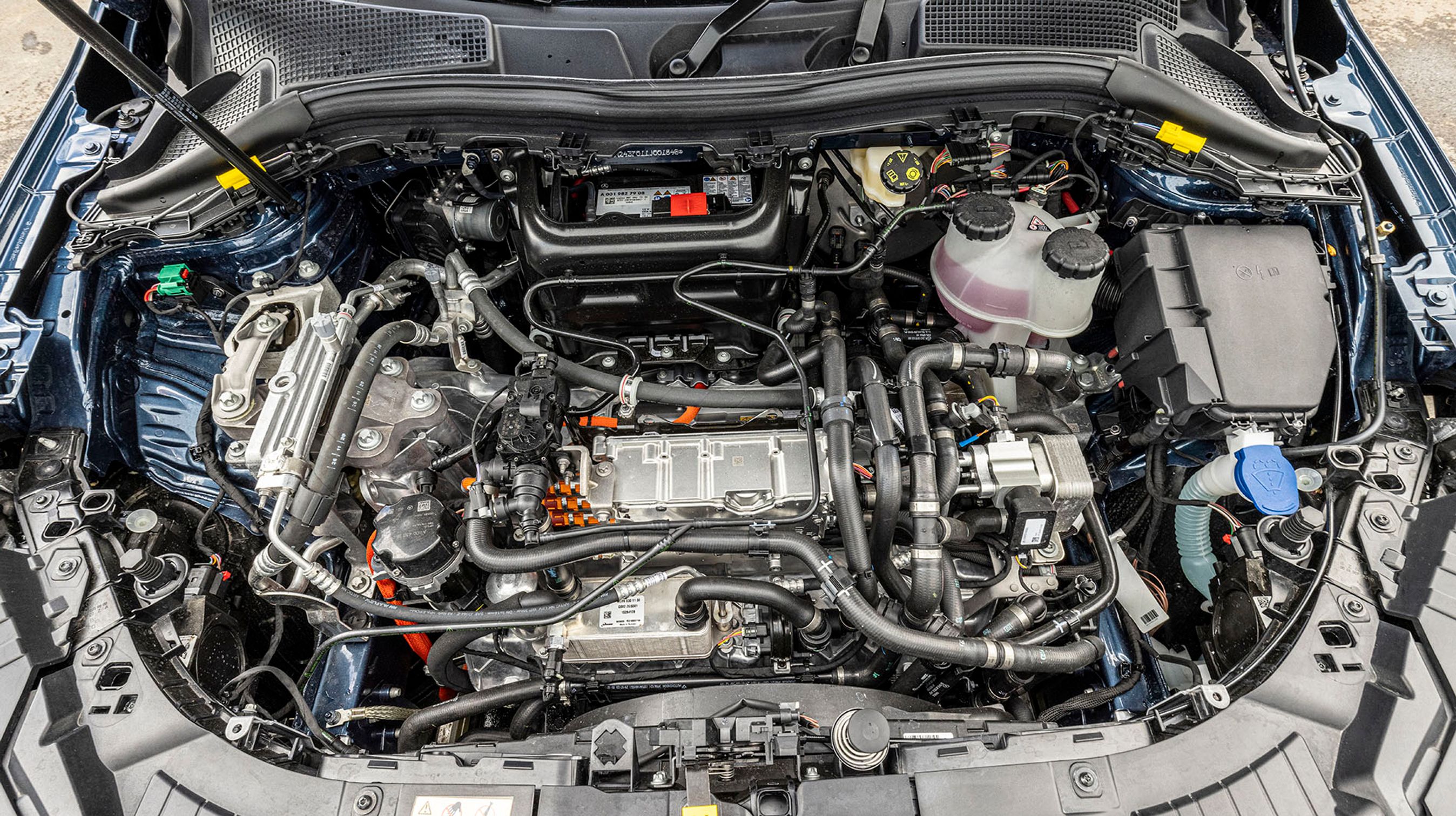 Motorrummet er placeret fortil, men er ikke beregnet til fremvisning. Det ligner et syndigt rod. Her savner vi, at der i stedet havde været et ekstra opbevaringsrum – en såkaldt frunk.