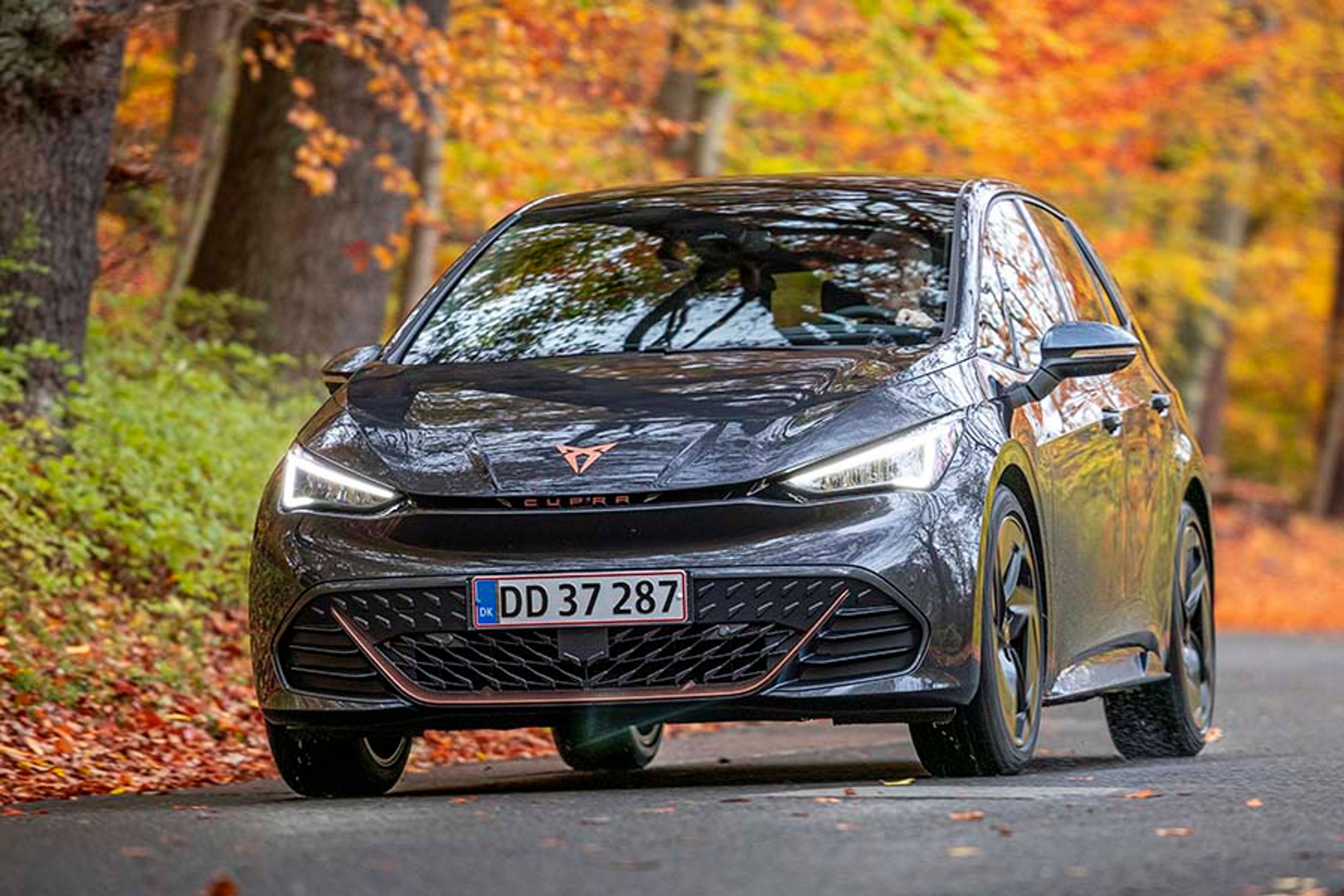 Det er især forfra, at Cupra Born adskiller sig fra søsterbilen, VW ID.3. Designet er markant mere aggressivt, og du kan få den i en spændende blå/grøn signaturfarve.