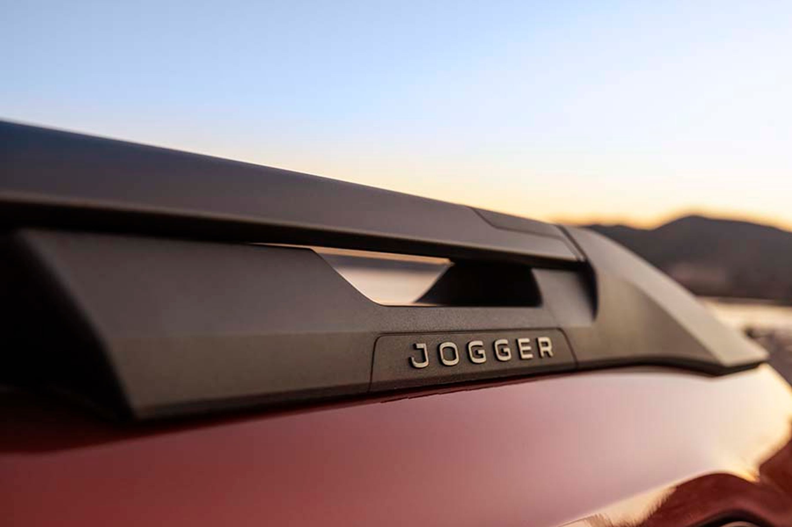 Tagrælingen kan ret nemt brydes op og forvandles til tværgående lastholdere. Smart.