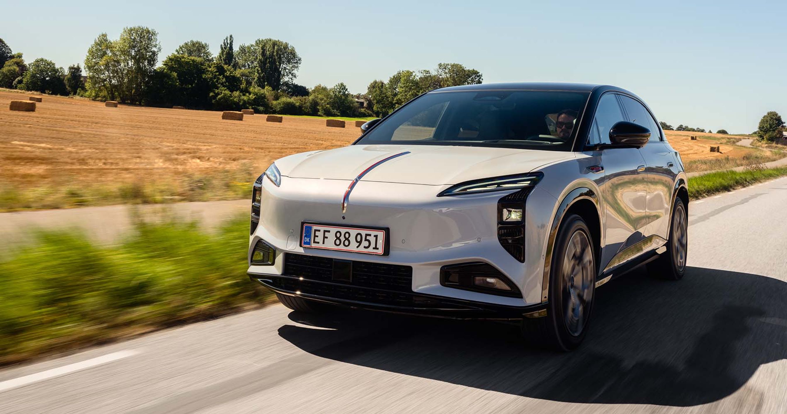 Hongqi EHS7 set forfra, mens den kører langs en mark