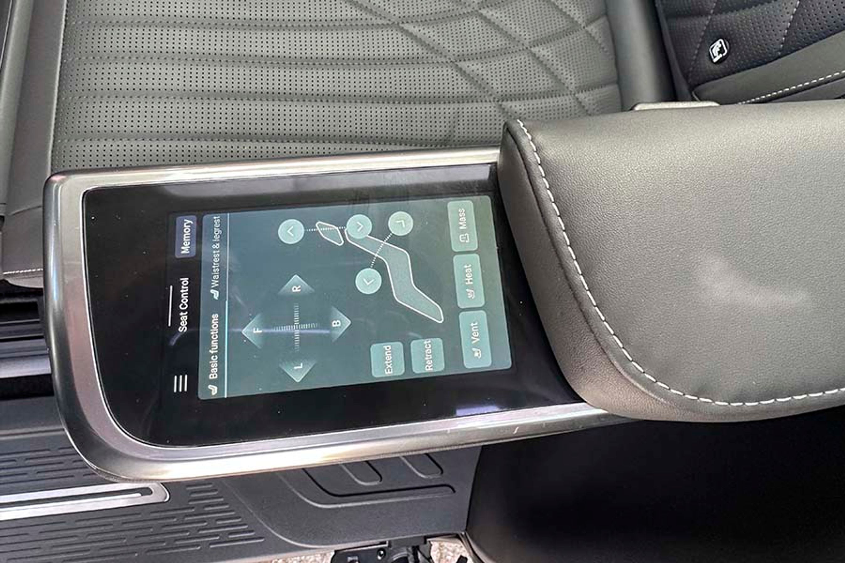 Sæderne justeres via en lille skærm i armlænet. Det er også herfra, man vælger massage eller varme/køling i sædet. Alt foregår elektrisk.