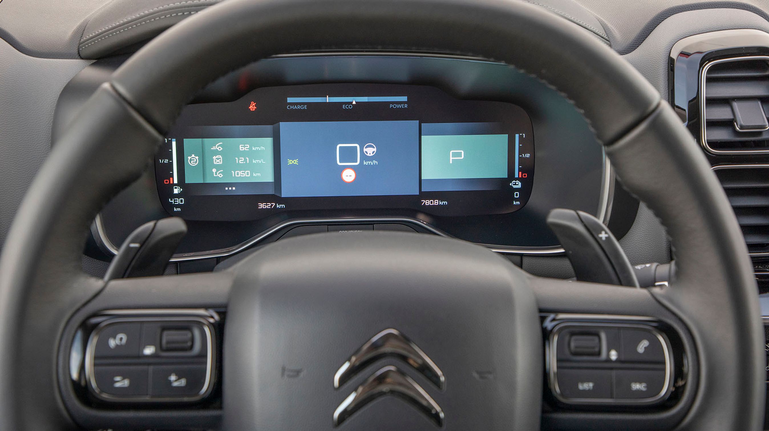 Man kan indstille displayet i instrumenthuset til flere visninger, og der er danske menuer i alle tilfælde. Bemærk de to skiftegreb bag rattet – de er standard.