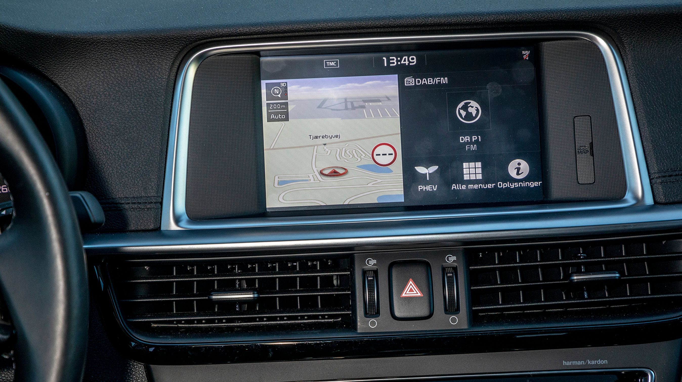 Skærmen er med danske menuer, men er ikke af den nyeste generation fra Kia. Den fungerer dog udmærket.