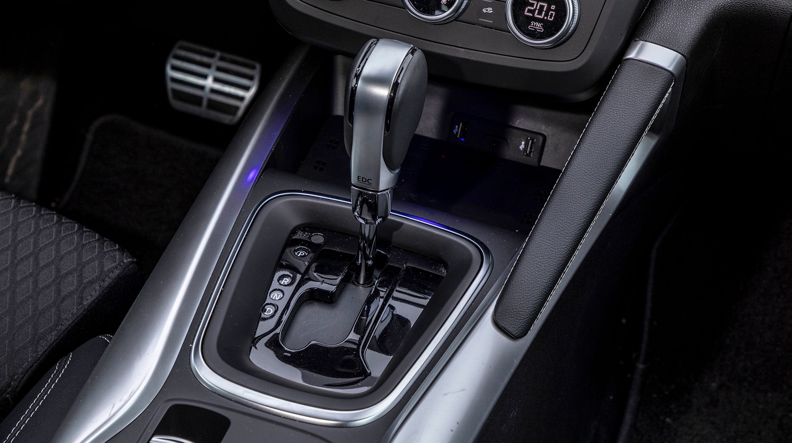 Gearstangen er af den gammeldags, mekaniske type, men er egentlig let at betjene.