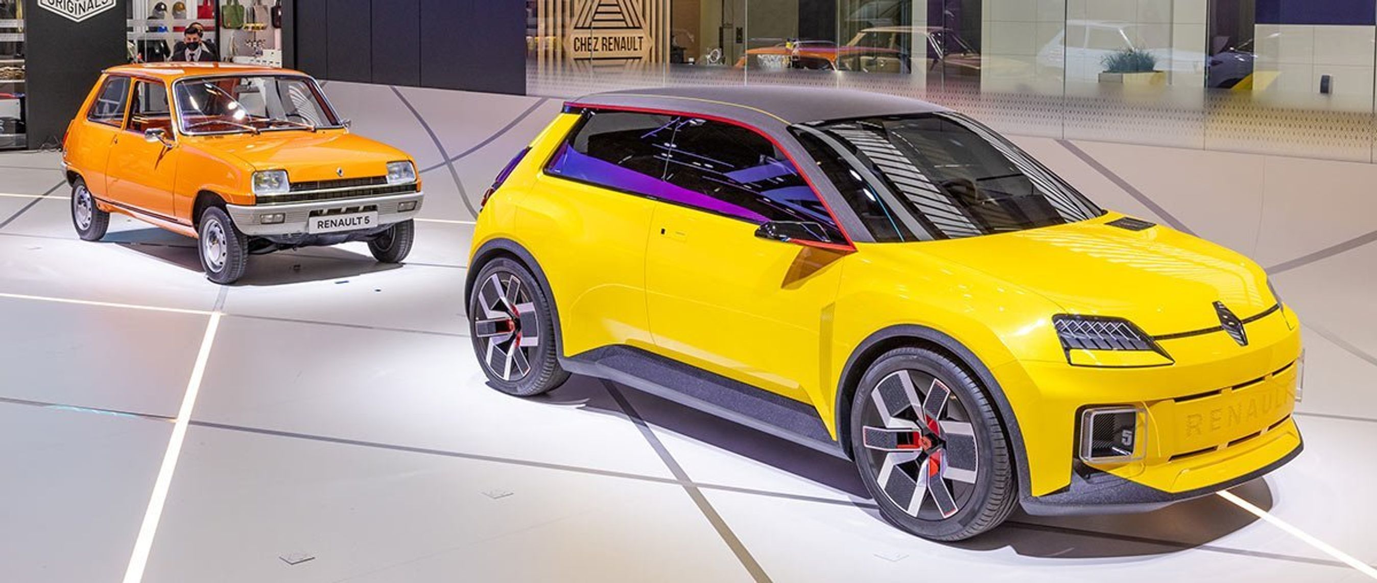 Renault viser Renault 5 EV som prototype sammen med den nye Mégane. Renault 5 går i produktion i 2024.