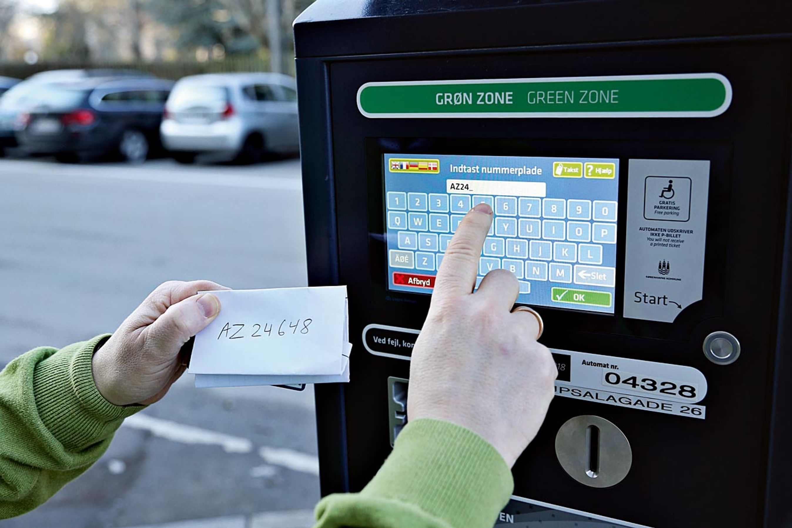 1. Aktivér automaten på startknappen. Skriv nummerpladen på en seddel, hvis du ikke kan huske den. Indtast nummerpladen, og tjek, at nummeret er korrekt, og godkend. Fotos: Karsten M. Lemche, FDM
