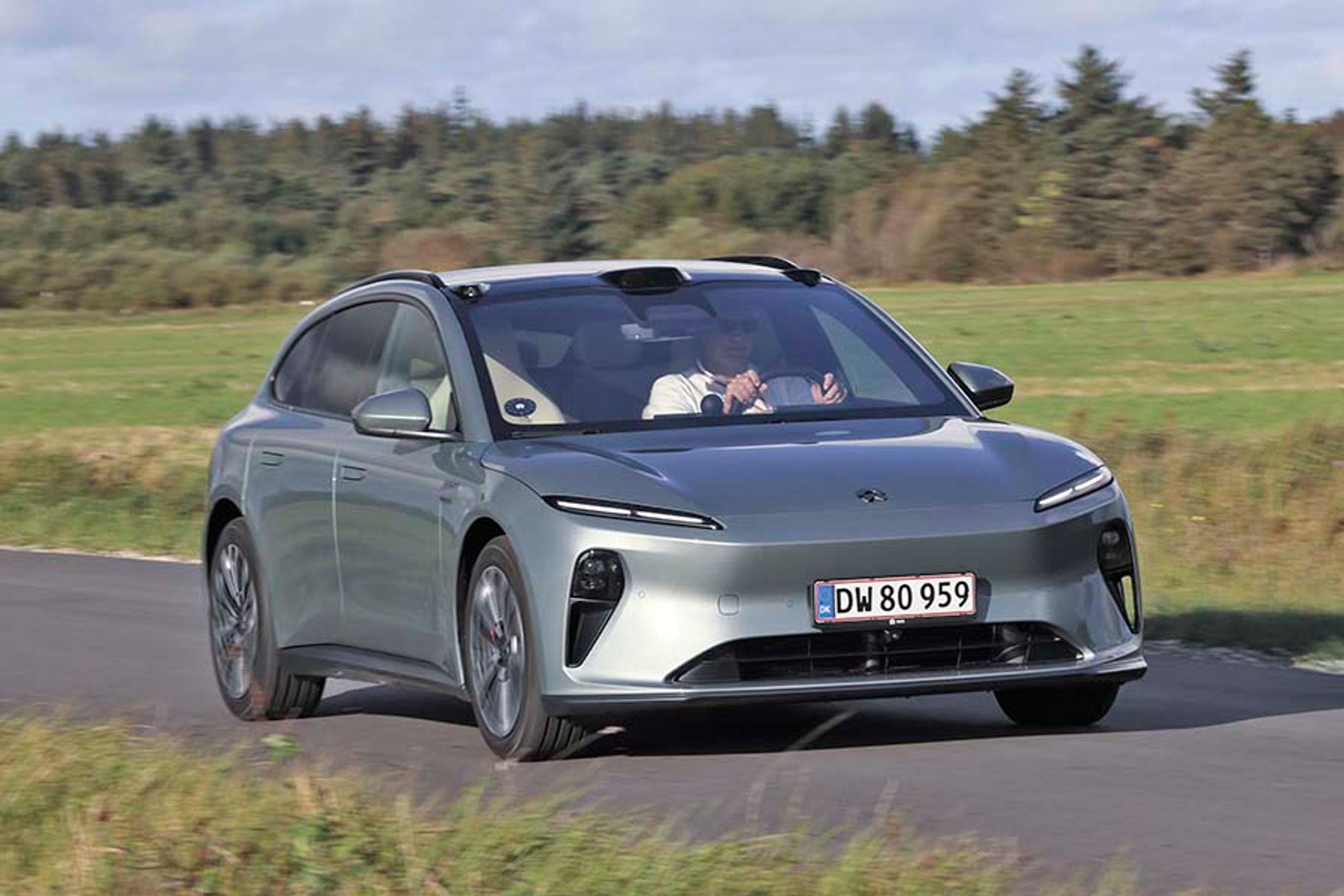 ET5 er lige kommet til Danmark både som stationcar og som sedan. Der er tale om en luksuriøs model med et højt udstyrsniveau. Dens største fordel er at batteripakken kan udskiftes på farten.