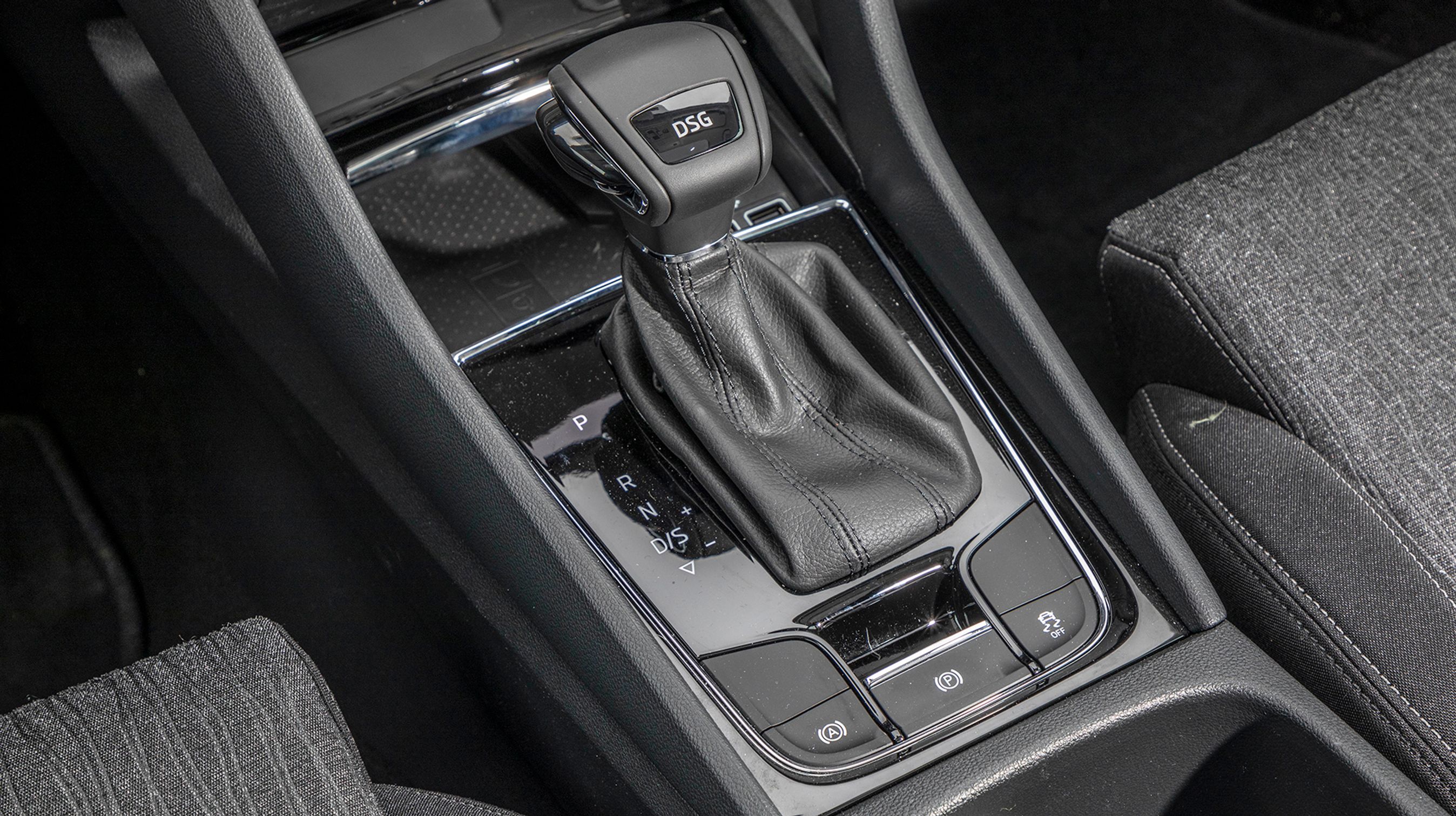 DSG-gearet er af dobbeltkoblingstypen. Det er utrolig velfungerende og kan varmt anbefales. Gearvælgeren er dog af den gammeldags mekaniske type, hvor man selv skal sætte den i „P“ efter endt køretur.