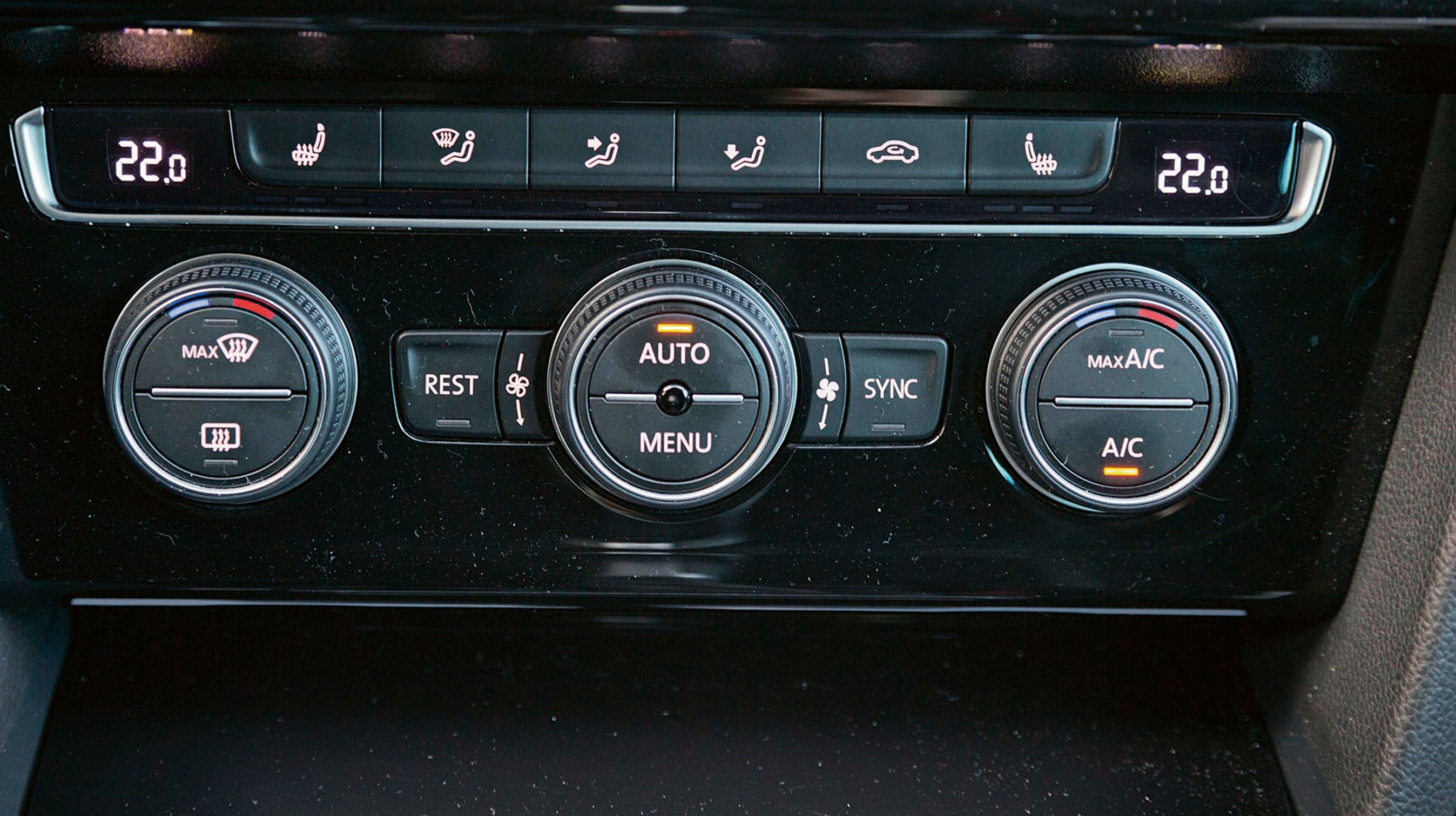 Alle udgaver er udstyret med et trezoners klimaanlæg til de to forsæder og bagsædet.