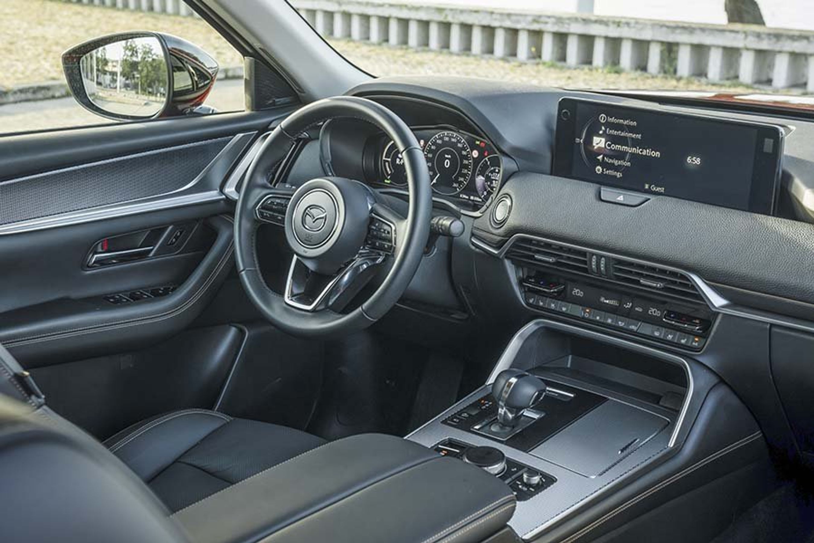 Førerpladsen er bygget i meget lækre materialer og indrammes af en bred midterkonsol. 