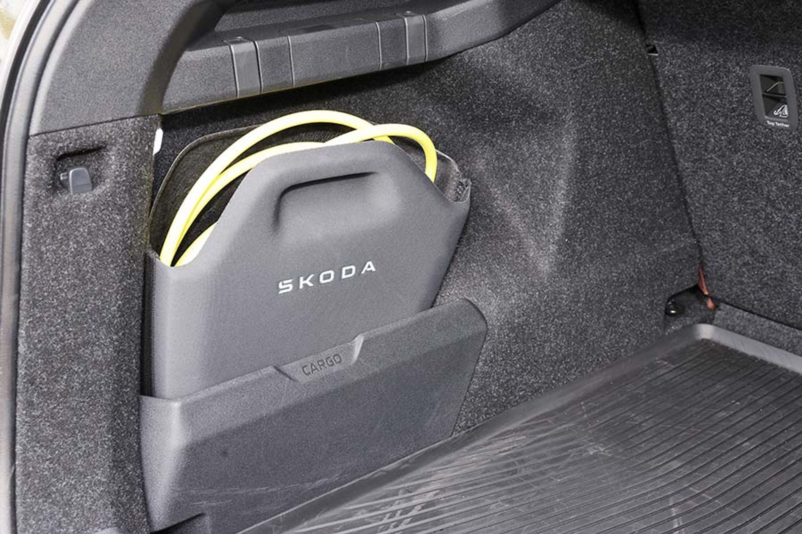 Et ladekabel følger med som en del af standardudstyret, og det kan opbevares i en holder i siden af bagagerummet.