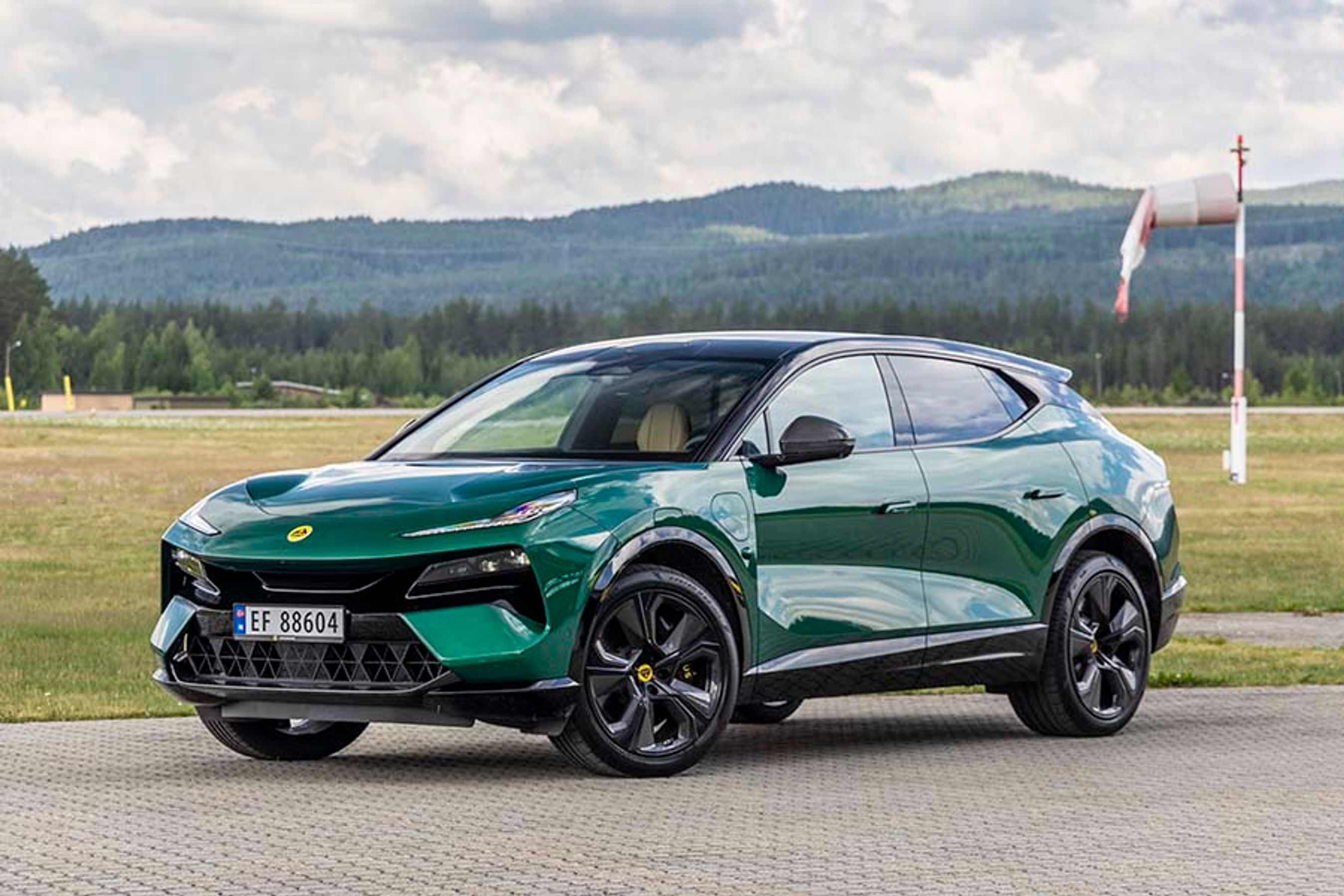 Lotus Eletre er en over fem meter lang SUV med masser af plads og forrygende fartegenskaber.