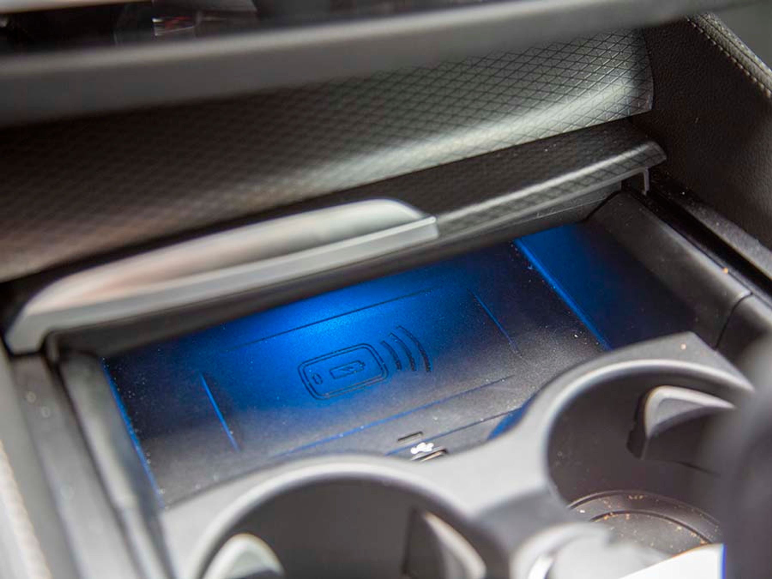 Der er ganske fin fralægningsplads, blandt andet med et rum med trådløs opladning af mobiltelefonen.