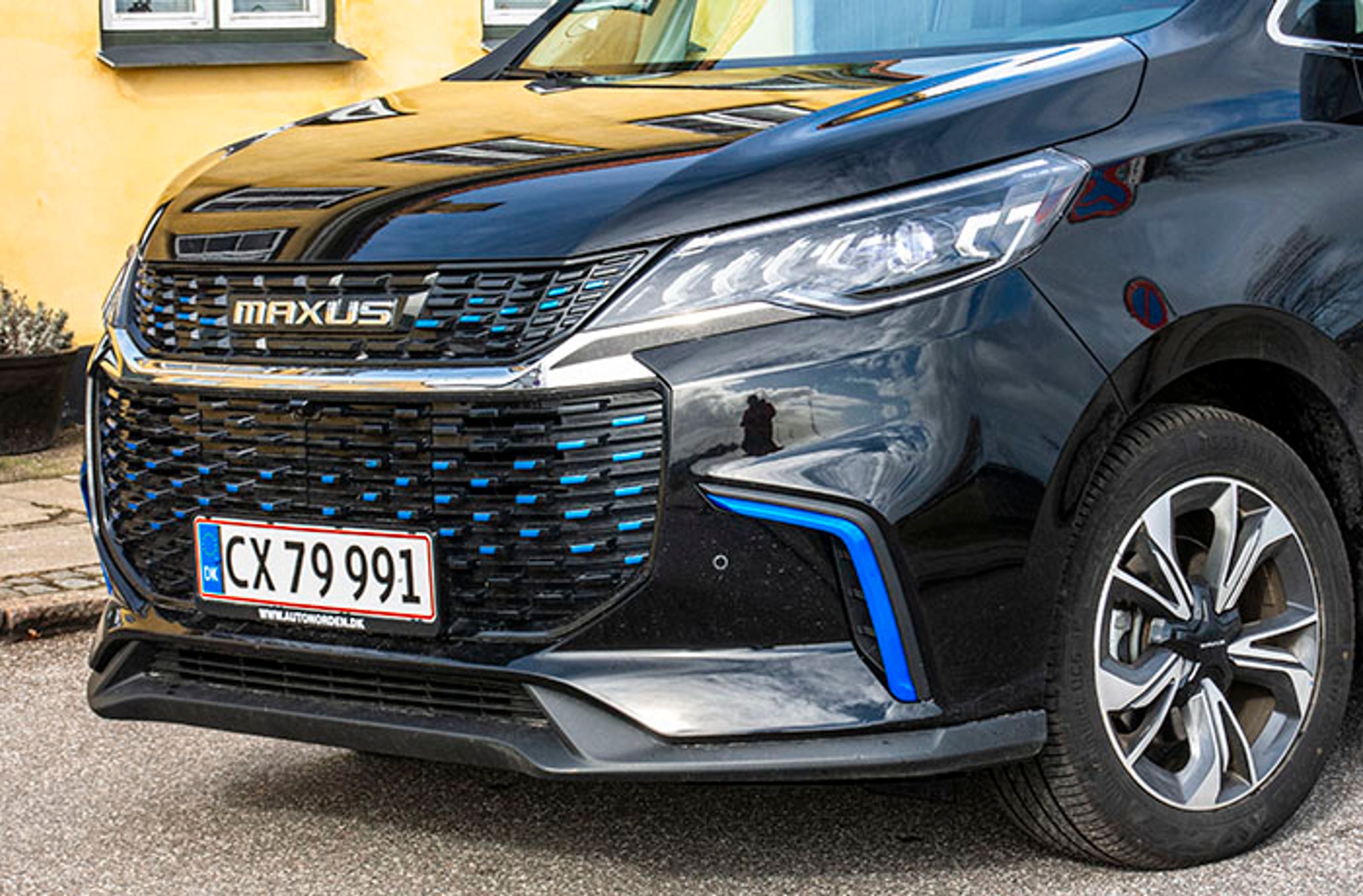 Fronten er udsmykket med små prikker i grillen. Lygterne er traditionelle halogenlygter med kørelyslygter af LED-typen.