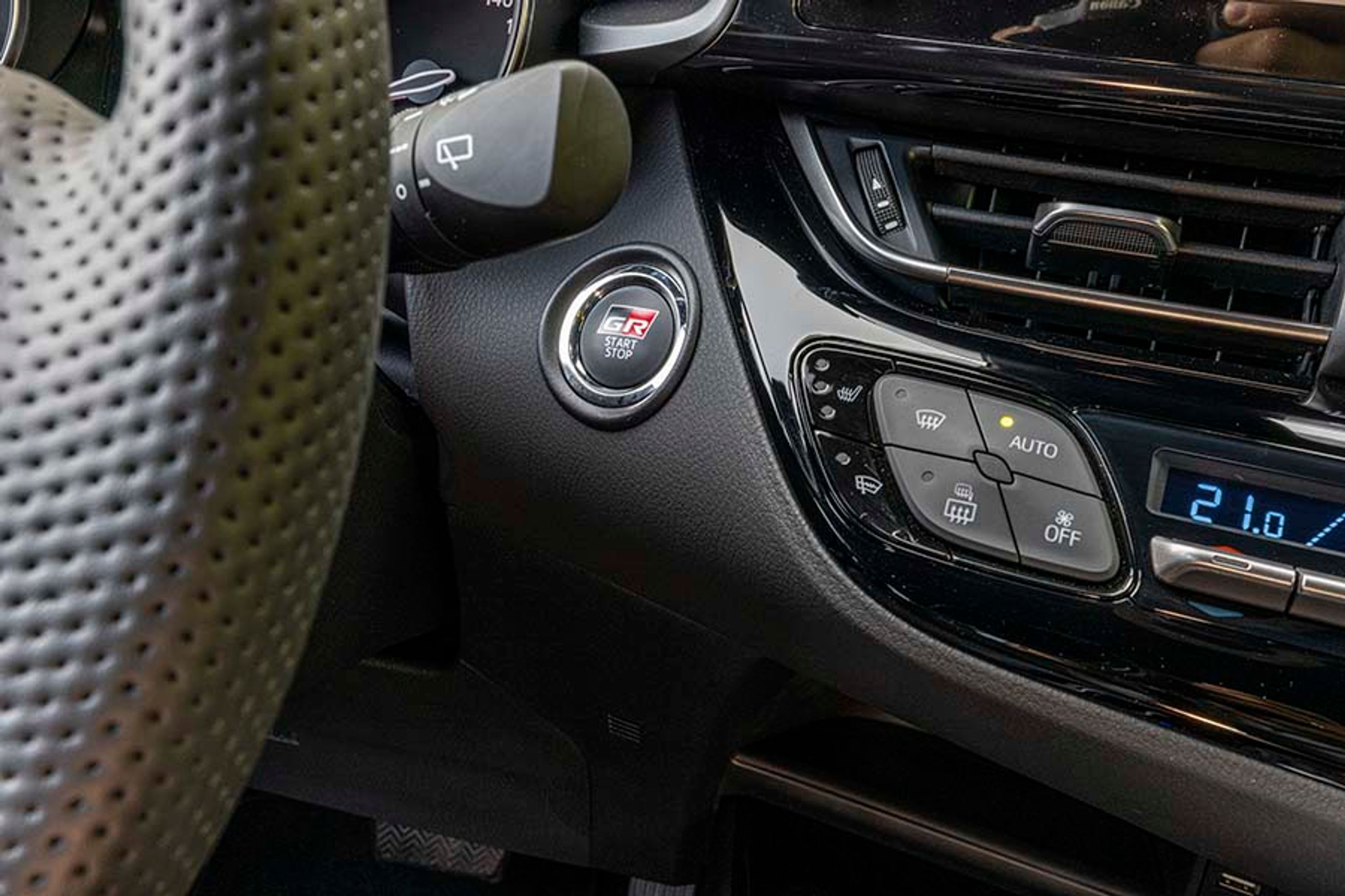 Alle ture starter og slutter med et tryk på start-knappen. Den har fået et lille GR-logo for at understrege, at der er tale om en sportslig model.