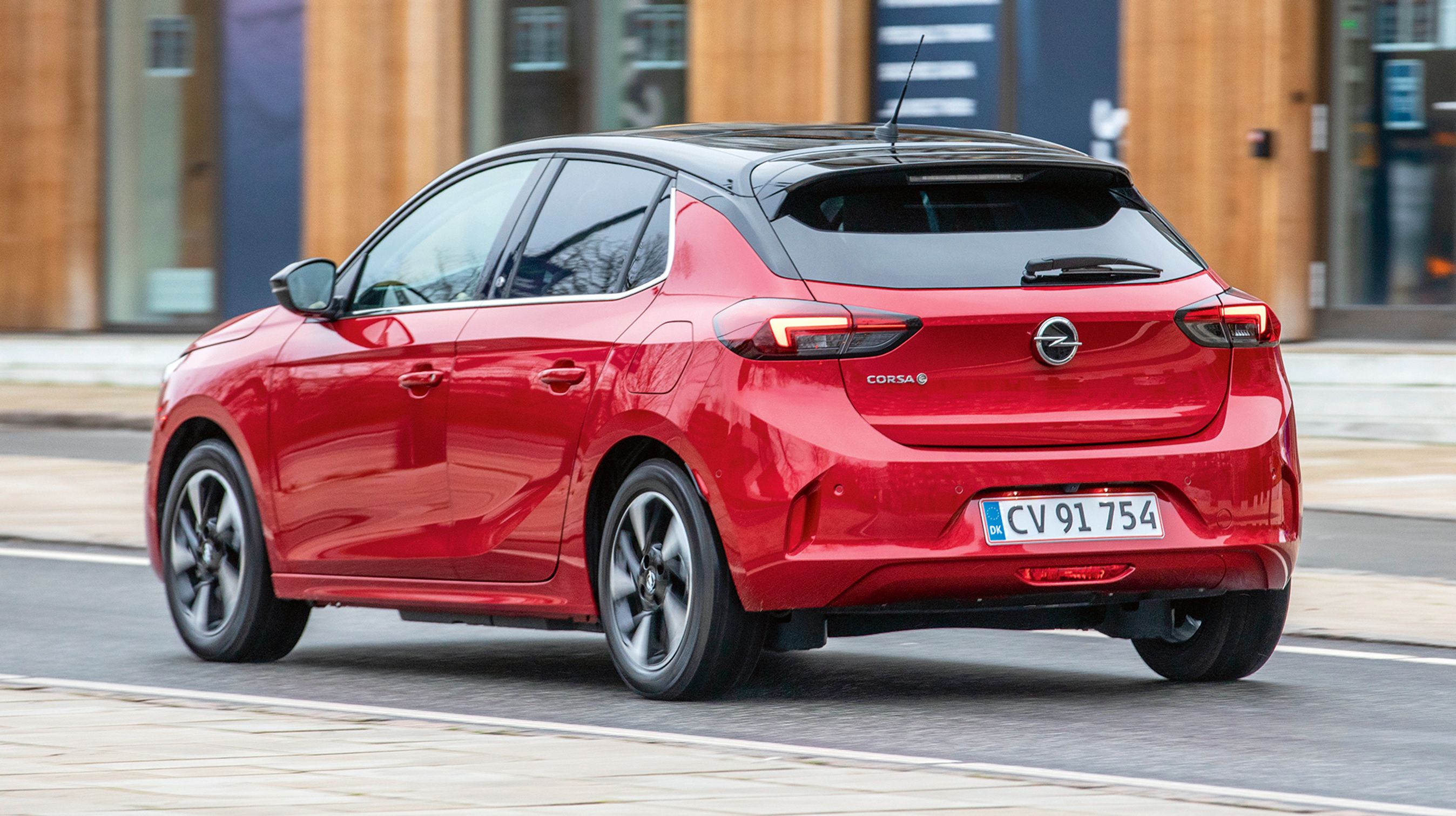 Den lille Corsa ser rap ud og har fået sit eget tydelige designsprog, selvom bilen deler teknik med Peugeot 208.