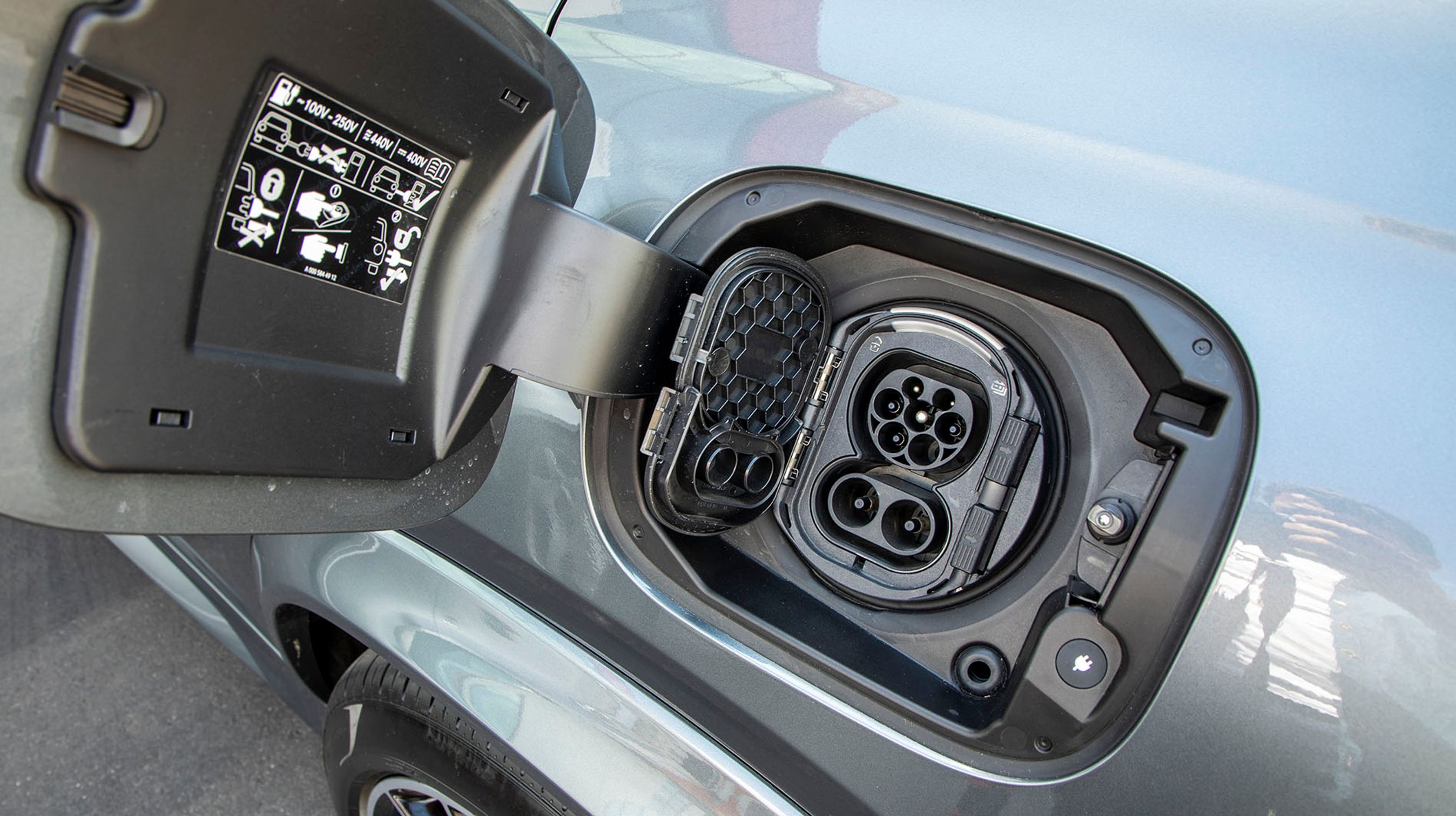 Mercedes-Benz holder fast i 2-faset ladning til deres plugin-hybrider, så det tager cirka 4,5 timer at lade batteriet på 31 kWh op. Hurtigladeren er standard og kan lade med op til 60 kW. Ladestikket sidder bag venstre bagdør, det er en sikker, men lidt upraktisk, placering.