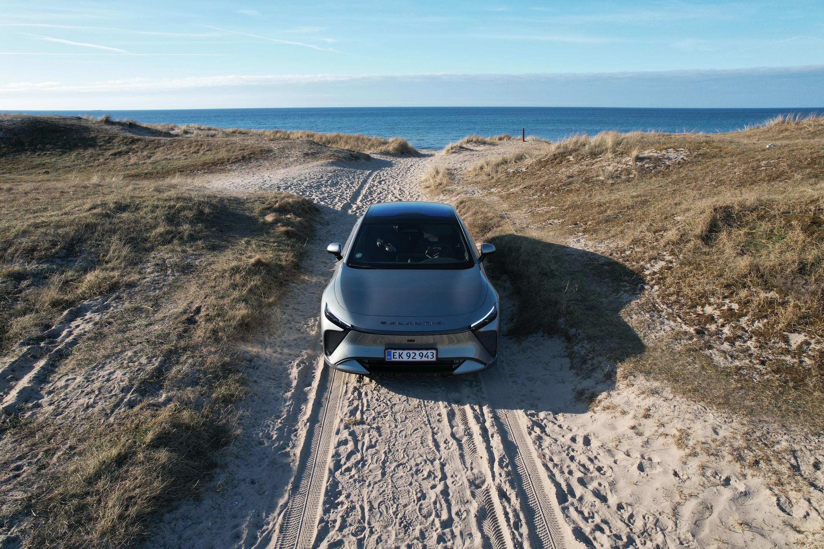 Exlantix ET set forfra, mens den kører på en sandvej ved vandet