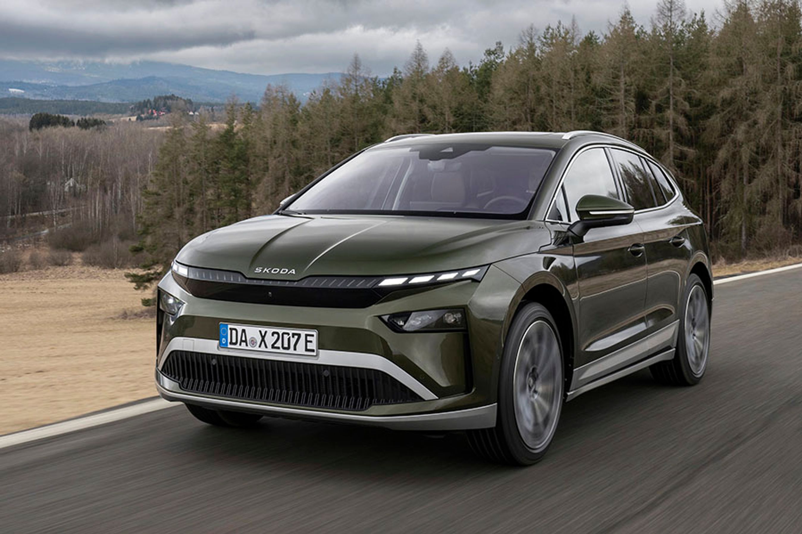 2025-udgaven af Skoda Enyaq har fået en helt ny front, hvor smalle forlygter i et mørkt frontpanel erstatter den store grill, som hidtil har præget Enyaq.