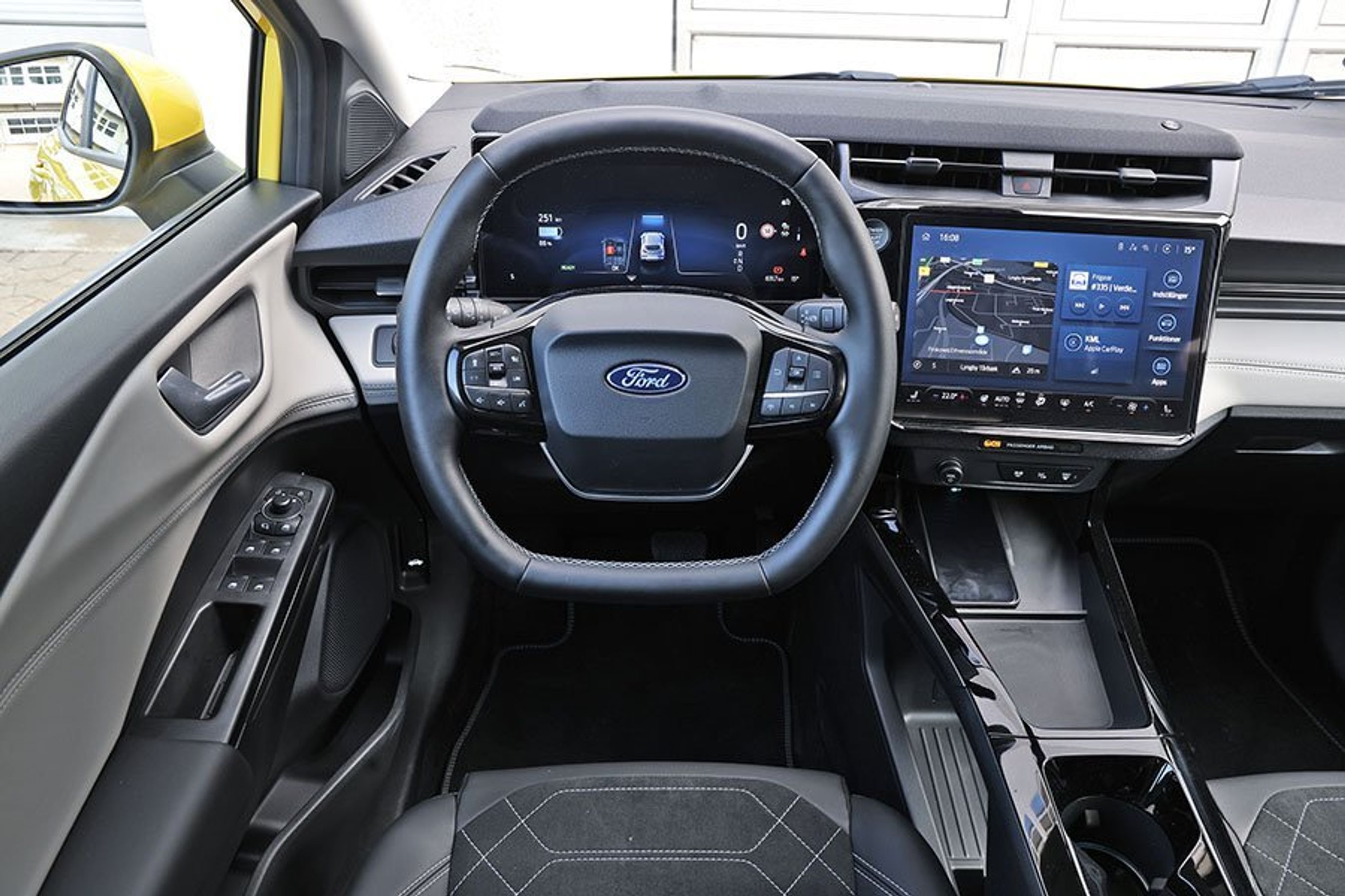 Førerpladsen i en Ford Puma