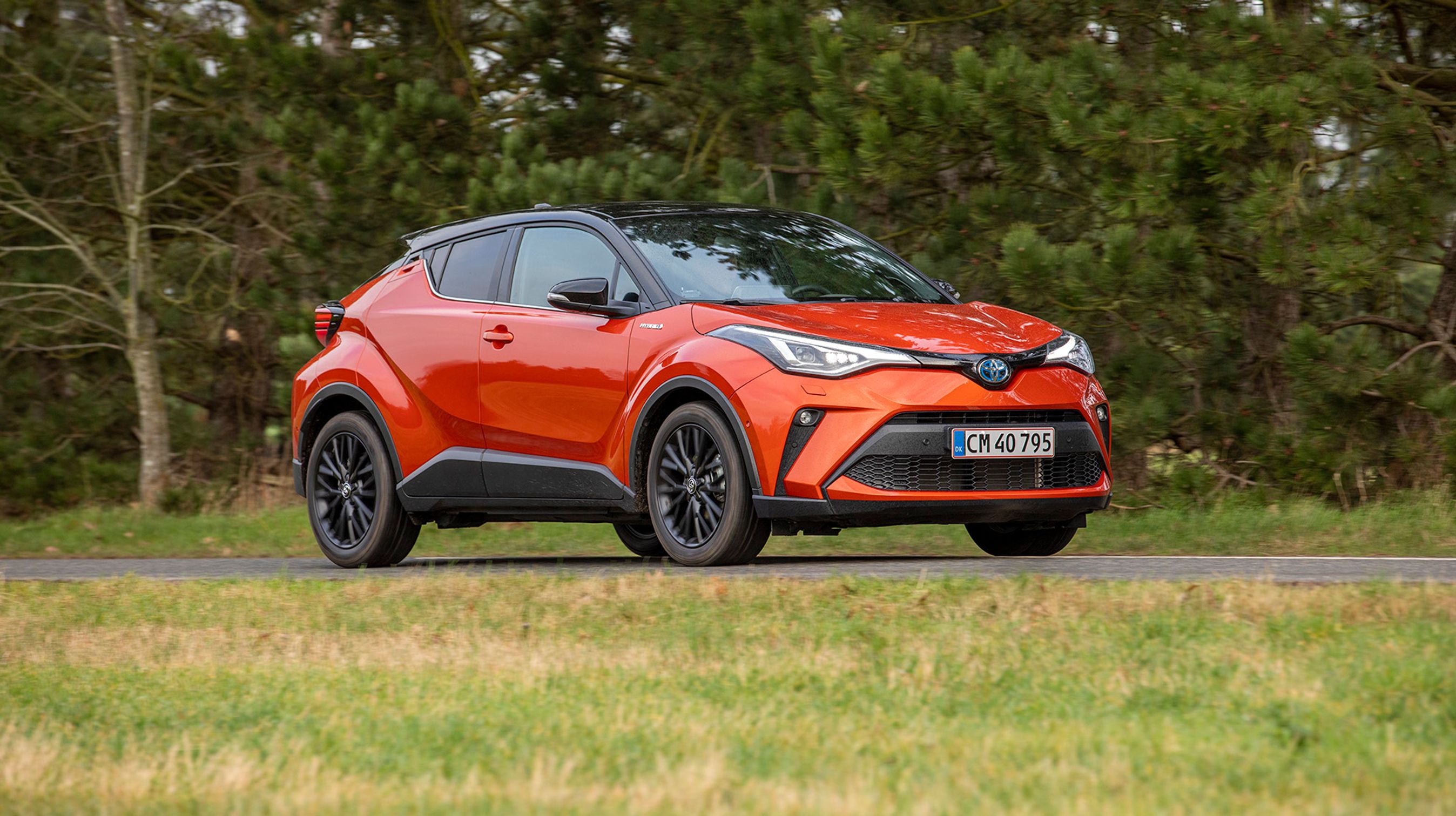 C-HIC versionerne har LED-forlygter med kurvelys, de giver et godt lys. To-farvet karrosseri er også en del af udstyrspakken.