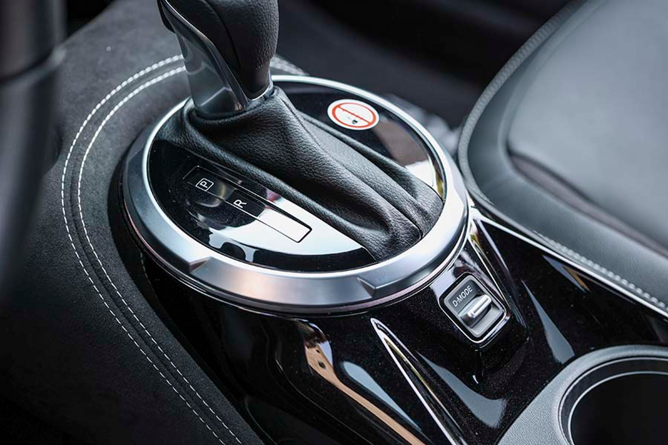 Gearvælgeren er af den mekaniske type, hvor man selv skal flytte den fra P til D og tilbage igen efter turen. Man kan ikke skifte manuelt mellem gearene. Den lille knap bag gearstangen styrer køreprogrammerne Eco, Standard og Sport.