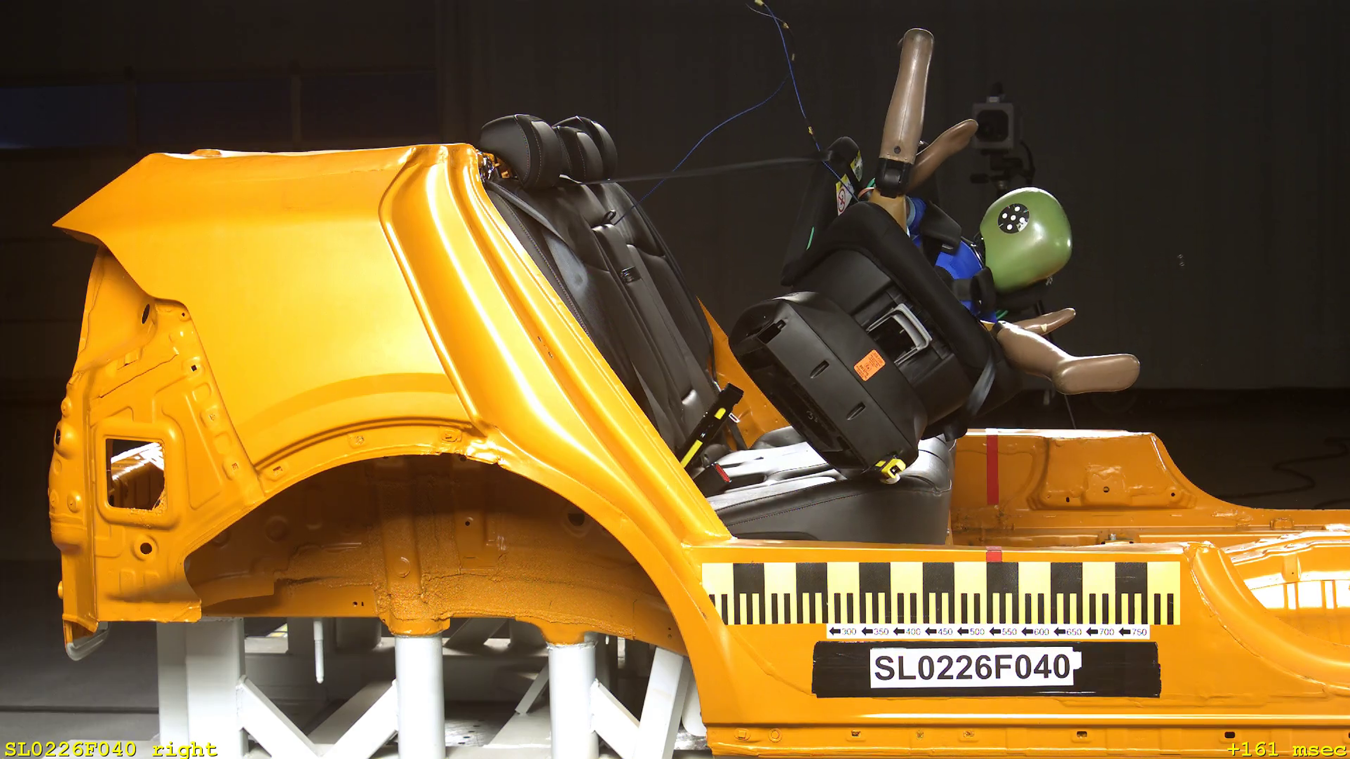 Autostol ryger gennem bil i crashtest