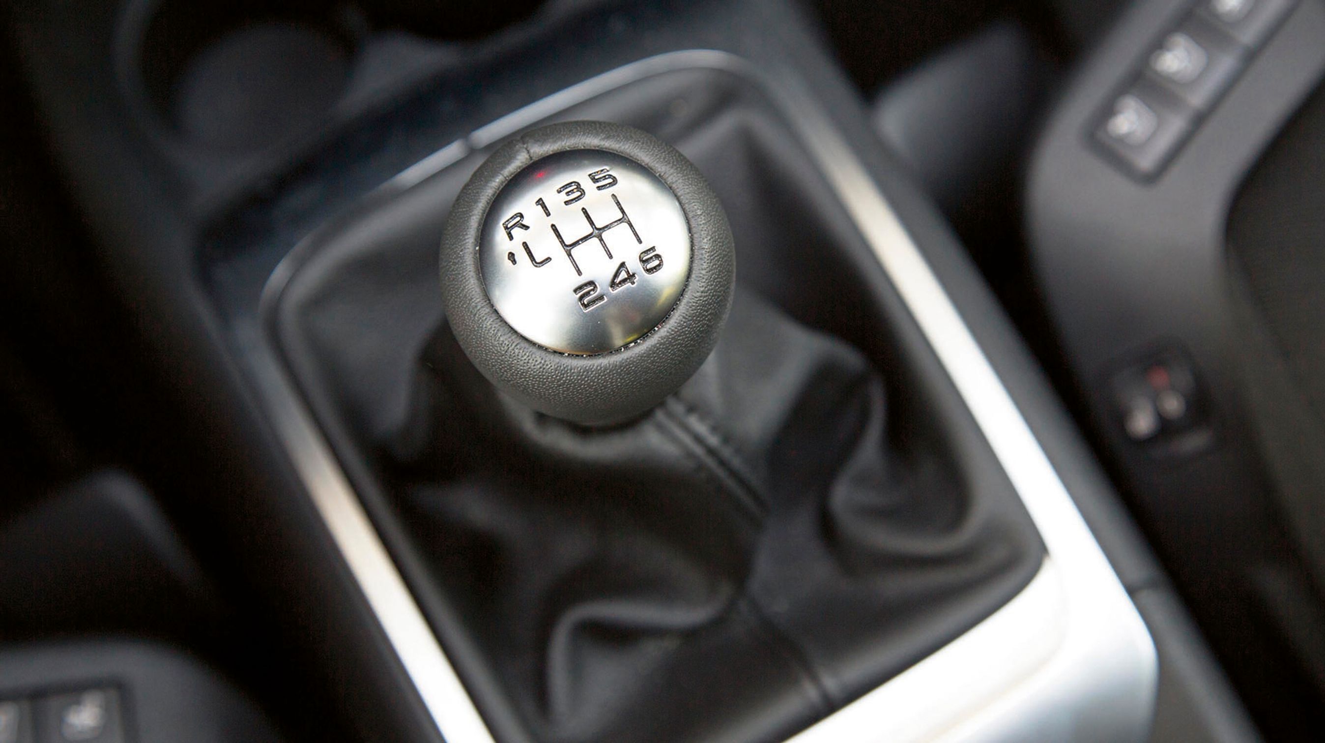 Udgaverne med manuelt gear har alle seks trin som standard. Man kan tilkøbe en selvskiftende robotgearkasse for 10.000 kr. Den er et godt alternativ, og den er værd at prøve.