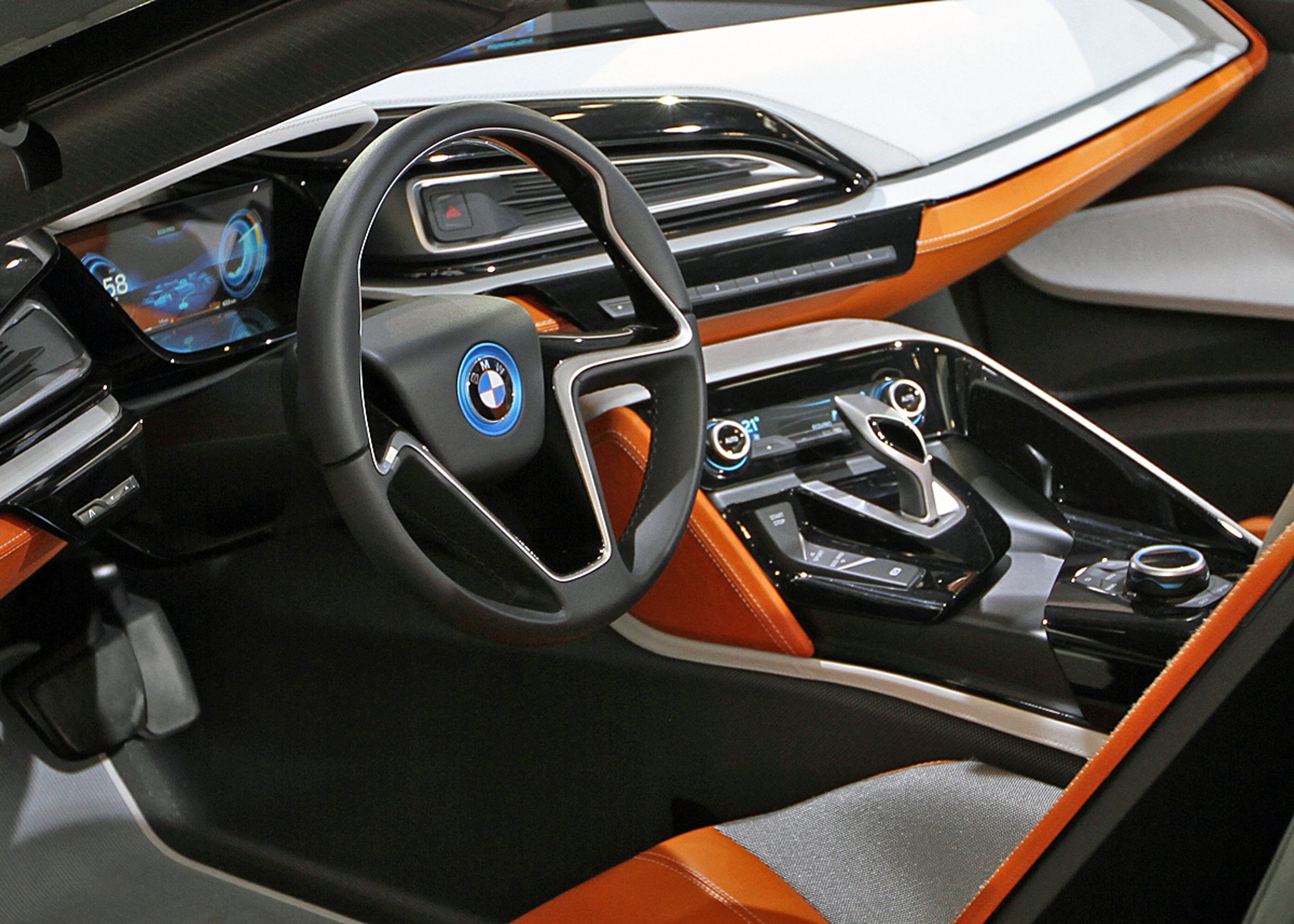 Kabinen er ret "konceptagtig", men dog genkendelig som en BMW.