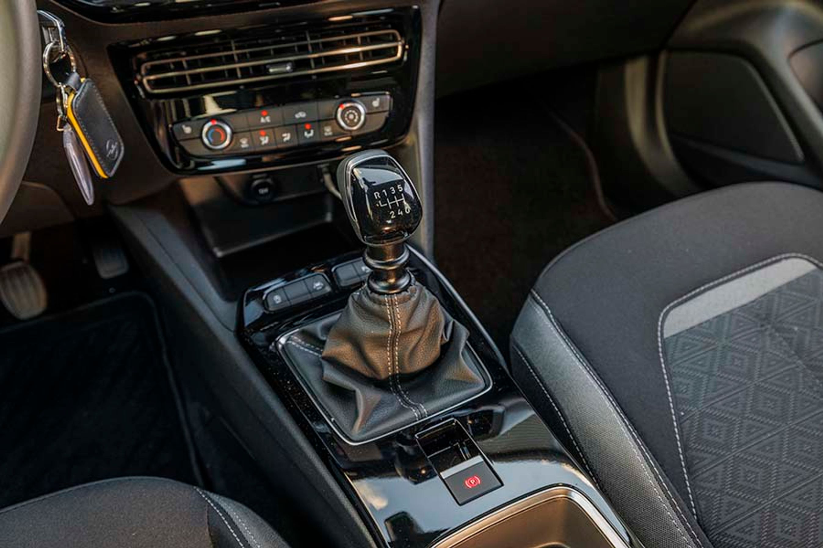 Der er seks trin i gearkassen. Den skifter fint, men vil du have det endnu bedre automatgear, skal du betale 35.000 kr. ekstra, så får du også 130 i stedet for 100 hk. 