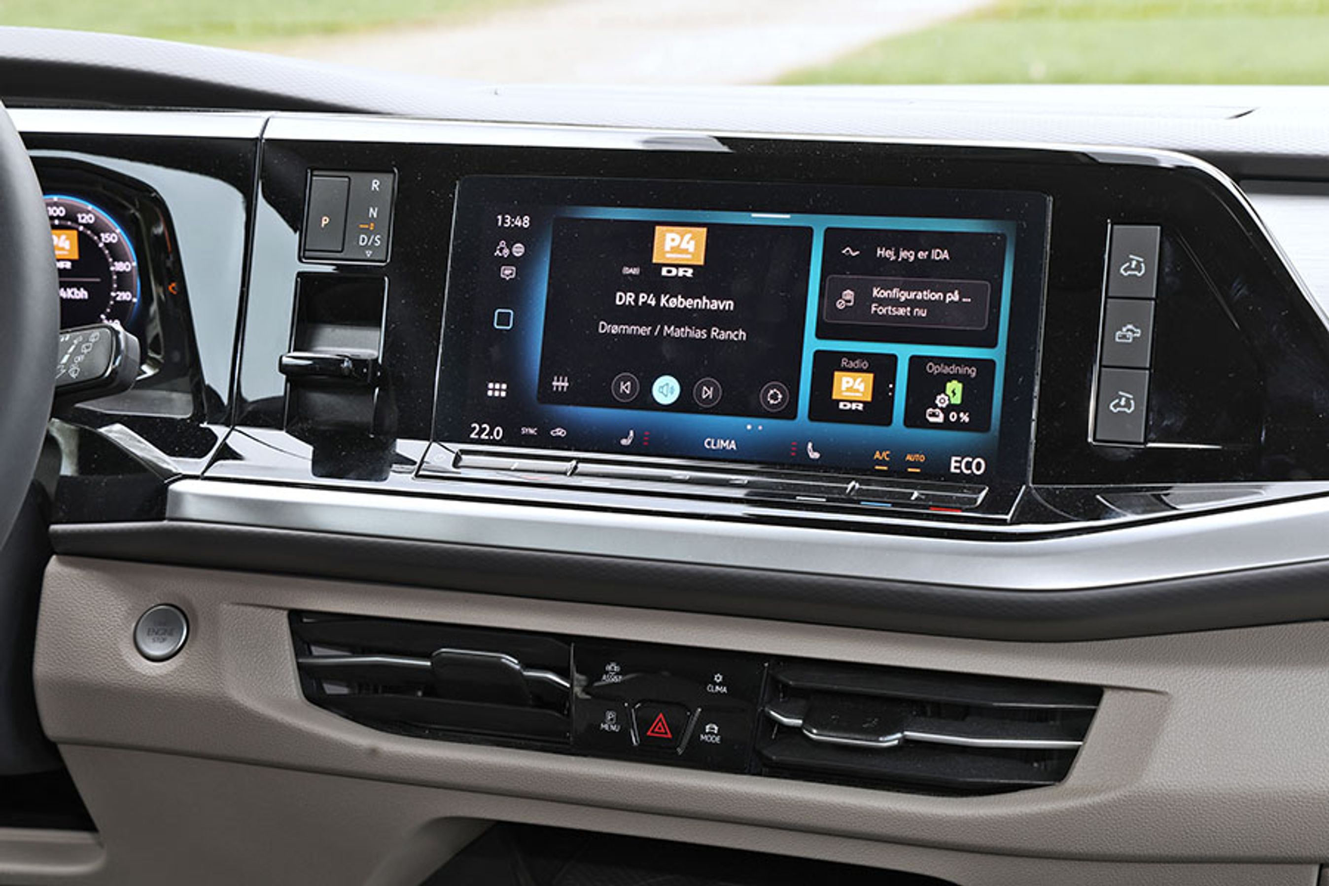 Der er en stor skærm midt i kabinen.