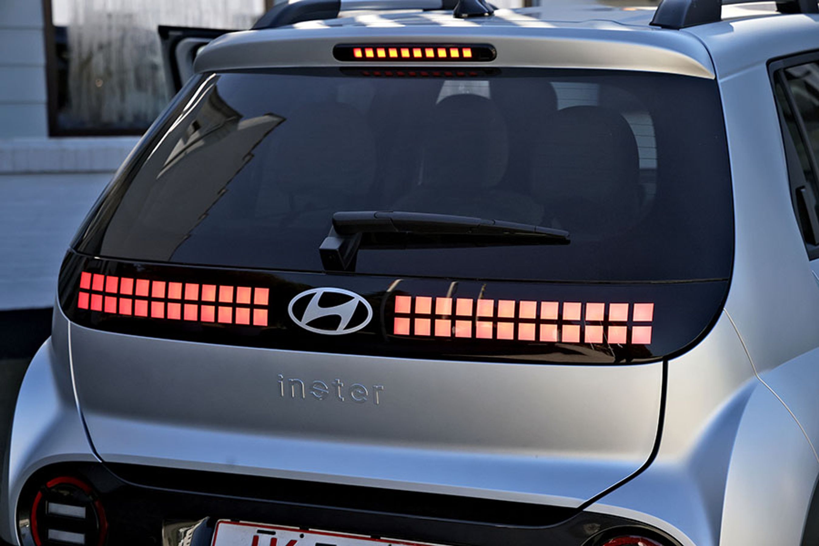 Når man bremser, lyser alle felter op i bagenden. Det giver et anderledes udtryk end i andre biler. Hyundai har her taget det firkantede design i en mere ekstrem retning end i SUV-modellen Ioniq 5. 