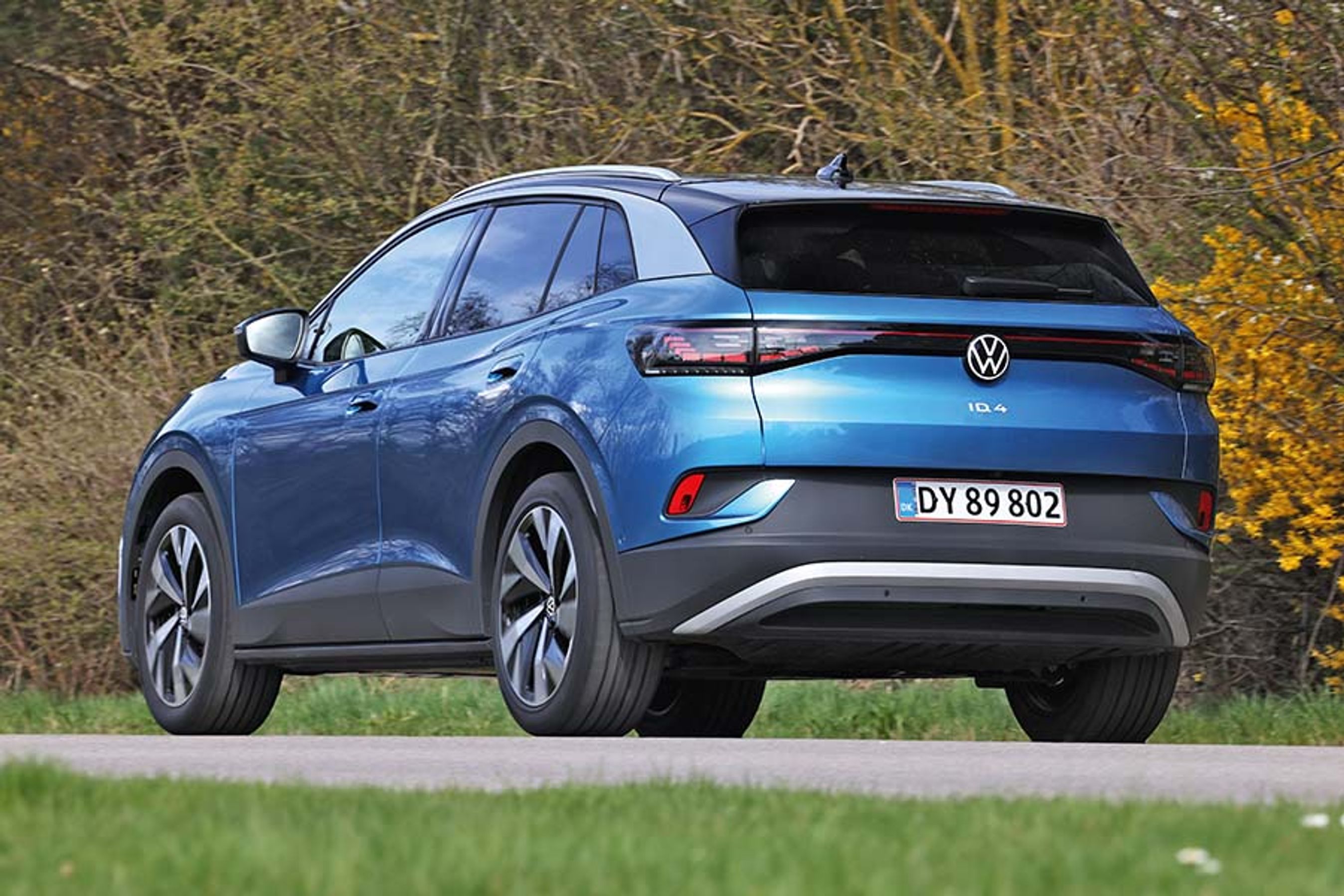 ID.4 er en stor og rummelig SUV med en næsten lodret bagende, der giver gode pladsforhold i bagagerummet. Bilen må trække op til 1.000 kg.