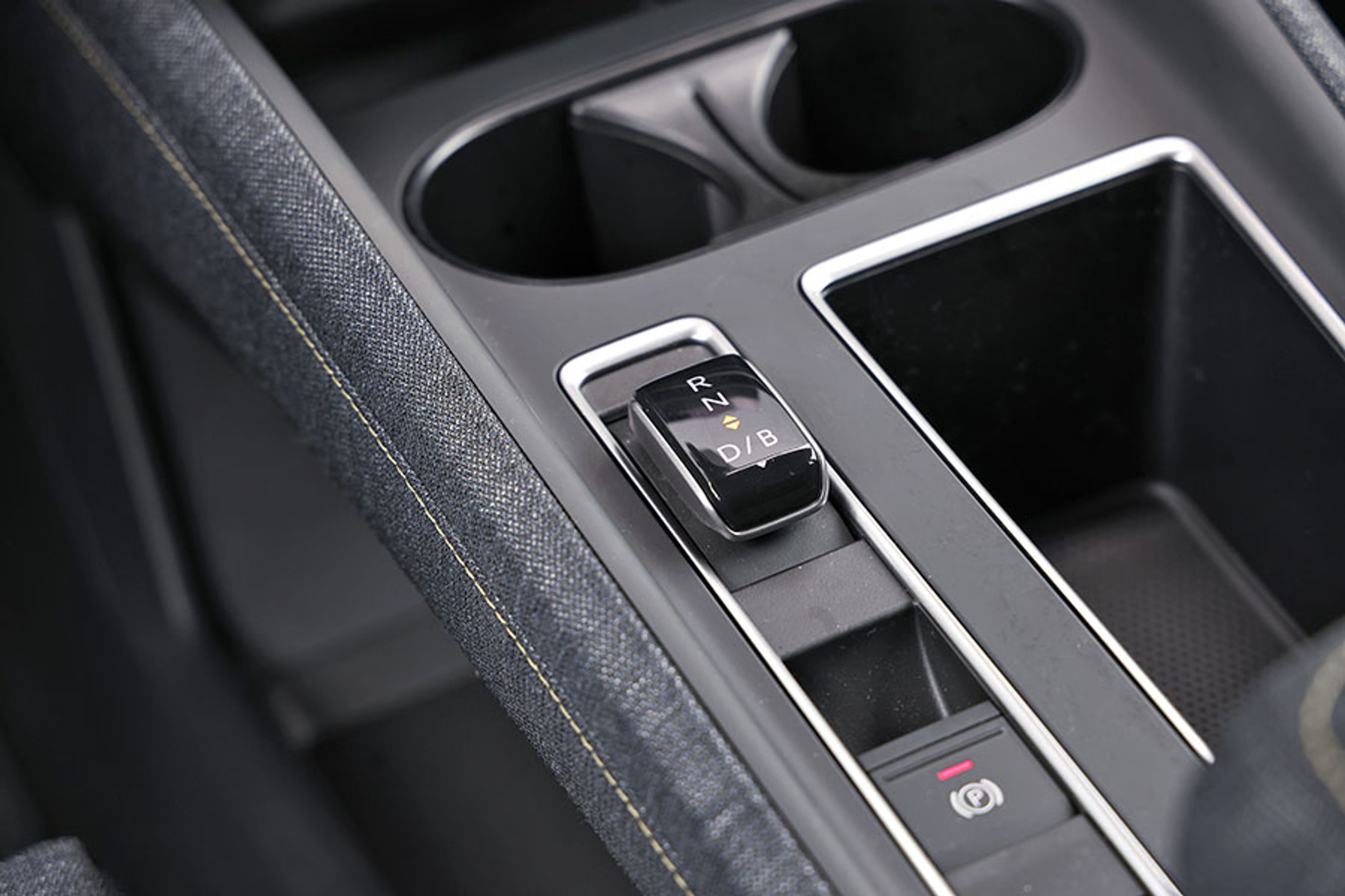 Mellem forsæderne er der en lille gearvælger, der er let at betjene. Den går selv i P, når fordøren åbnes.