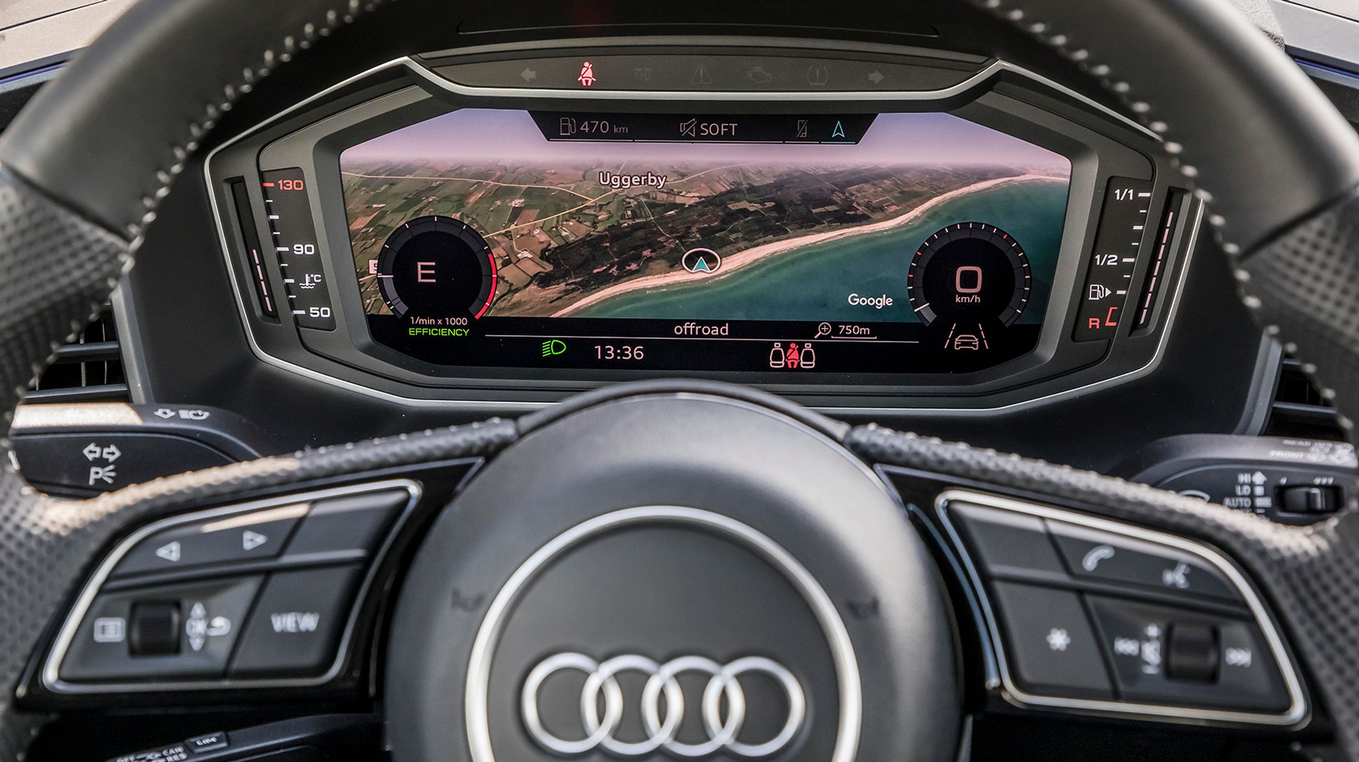 Førerpladsen fås nu med et digitalt instrumenthus, som bl.a. kan vise et navigationskort fra Google Maps.