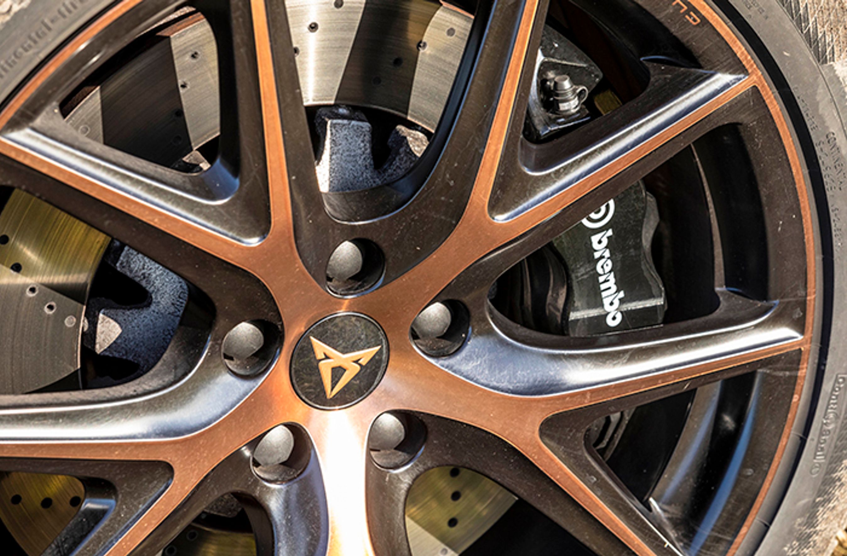 Bestiller du kobberfarvede fælge fra fabrikken, kan de kun bestilles i kombination med Brembo-bremser. Det giver en samlet pris på over 60.000 kr. Pebret pris, især hvis man ikke bruger bilen til banekørsel og dermed ikke har behov for ekstra kraftige bremser.