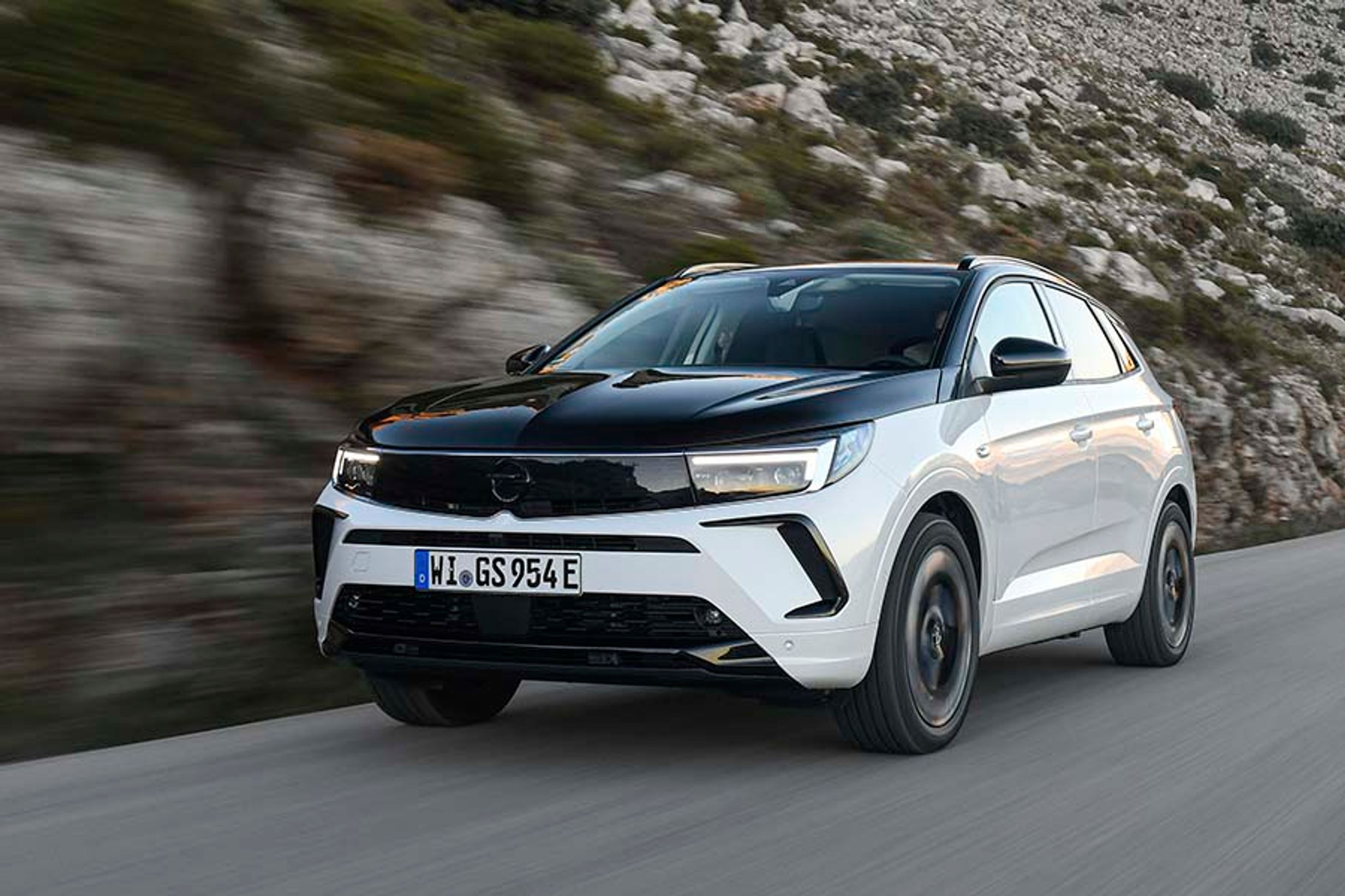 GSe-varianten af Opel Grandland får 300 hk og en pris på 545.000 kr. Det er godt 100.000 kr. dyrere end den næst dyreste Grandland med 225 hk plugin-hybrid-teknik. 