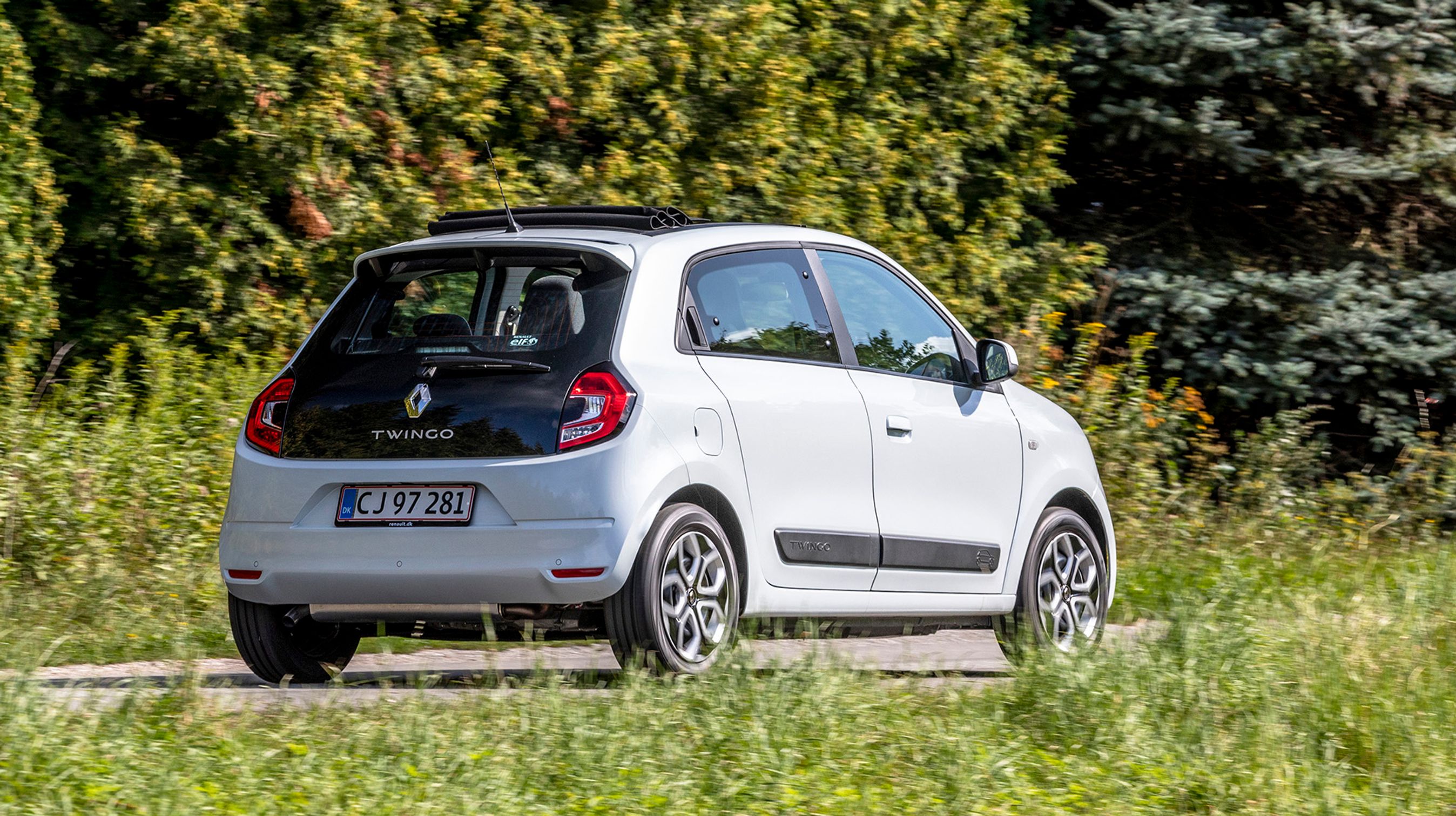Twingo har et meget kompakt design, med en lille baglygte reference til Renault 5 Turbo, dog uden brede skærmkasser bag.