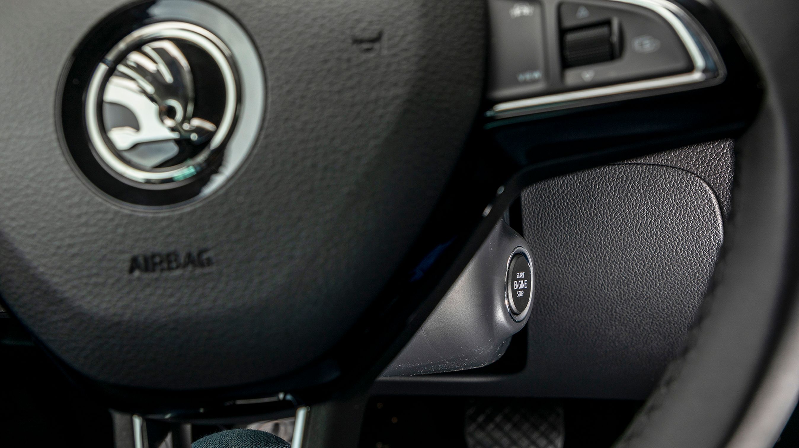 Nøglefri startknap er standard på alle Superb-varianter. Det fungerer udmærket, men at placere startknappen et sted, man ikke kan se, er ikke smart. Style har også nøglefri døråbning.