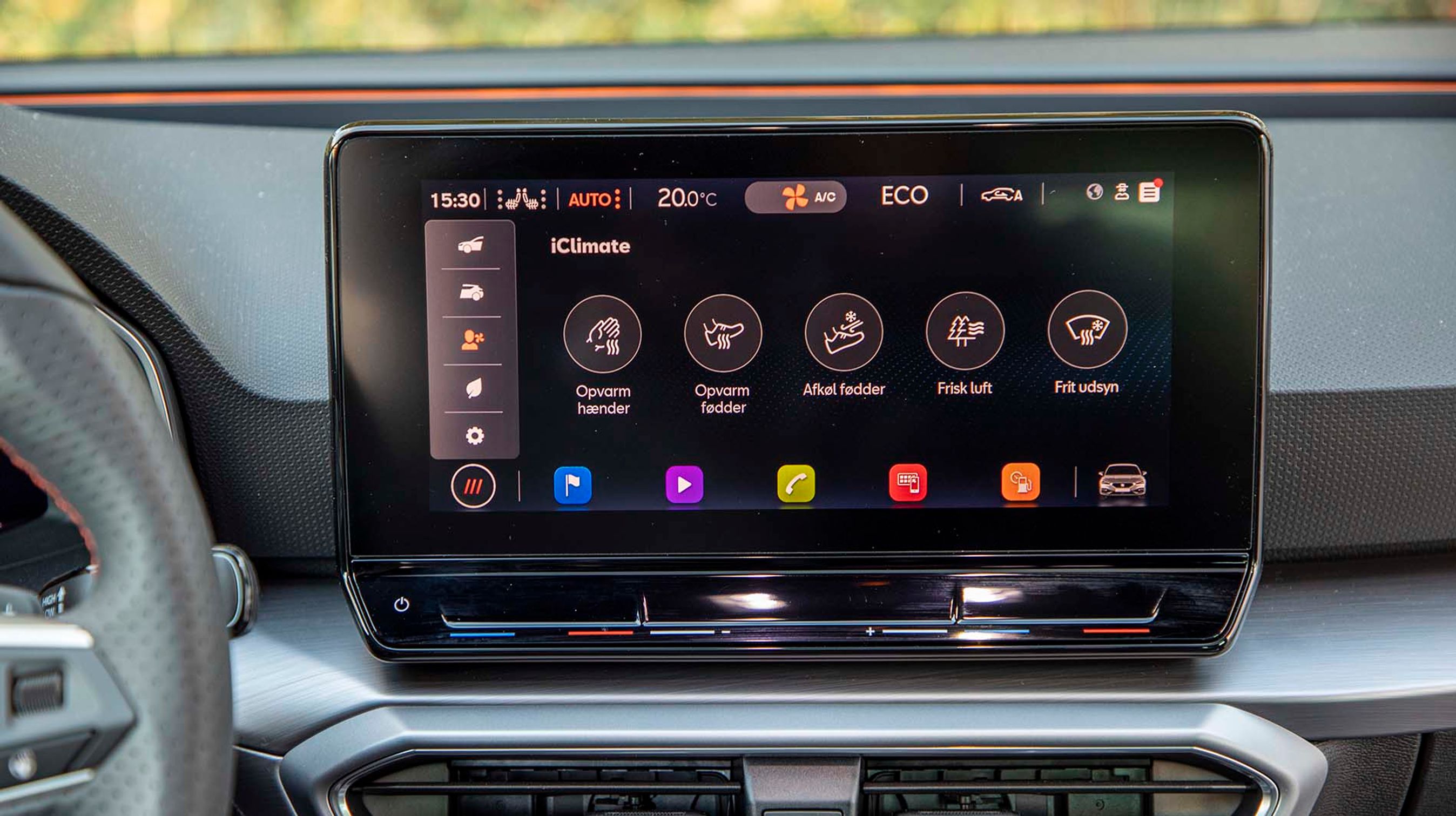 Man kan vælge mellem to måder at betjene klimaanlægget. Den nye og smarte funktion er forsimplet: Opvarm hænder tænder for eksempel ratvarmen og ændrer luftstrømmen til dyserne under skærmen.