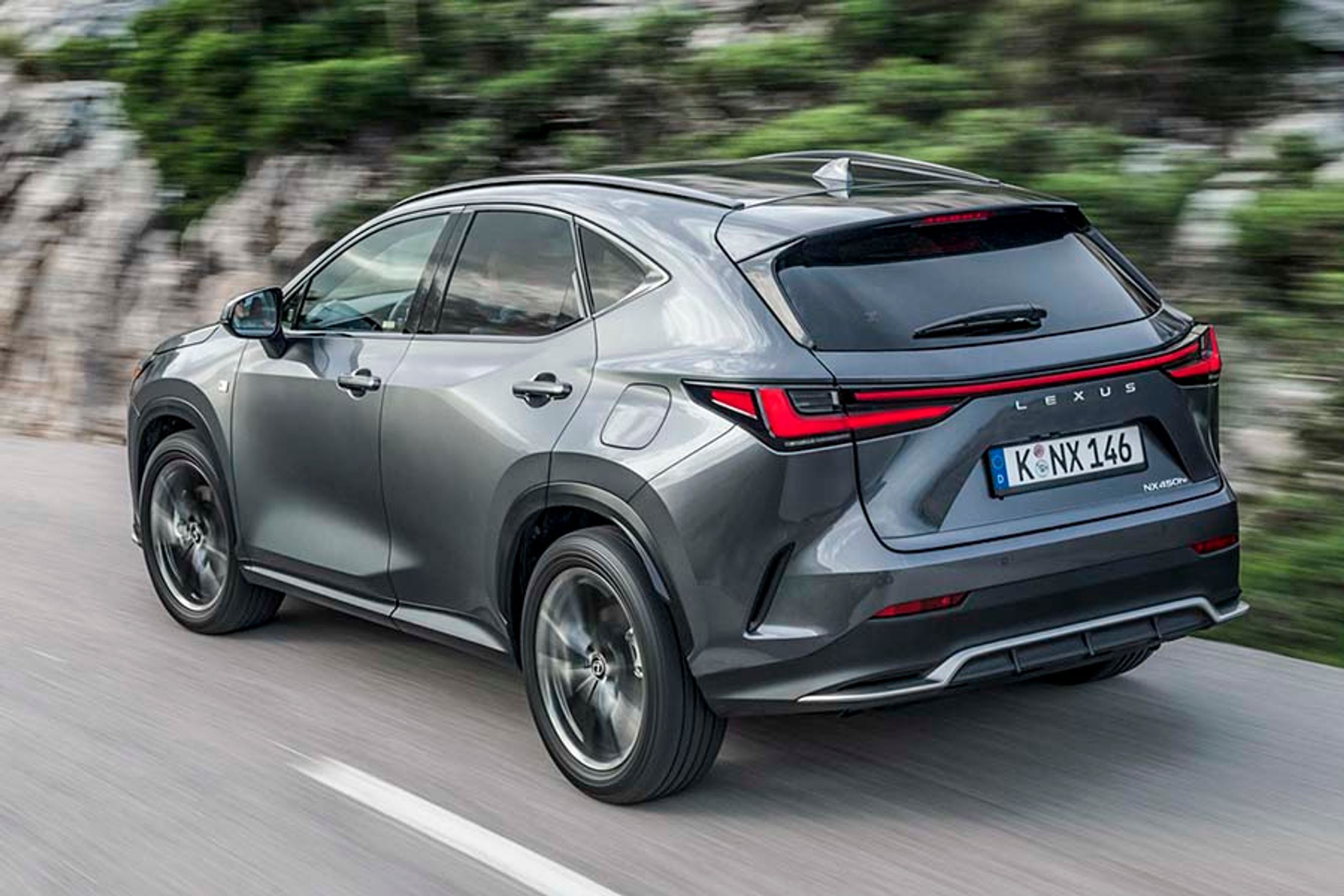 Bilens design i det hele taget er ikke så opsigtsvækkende som grill’en, men når man kikker lidt efter, virker formgivningen vellykket og har et solidt og moderne tilsnit.