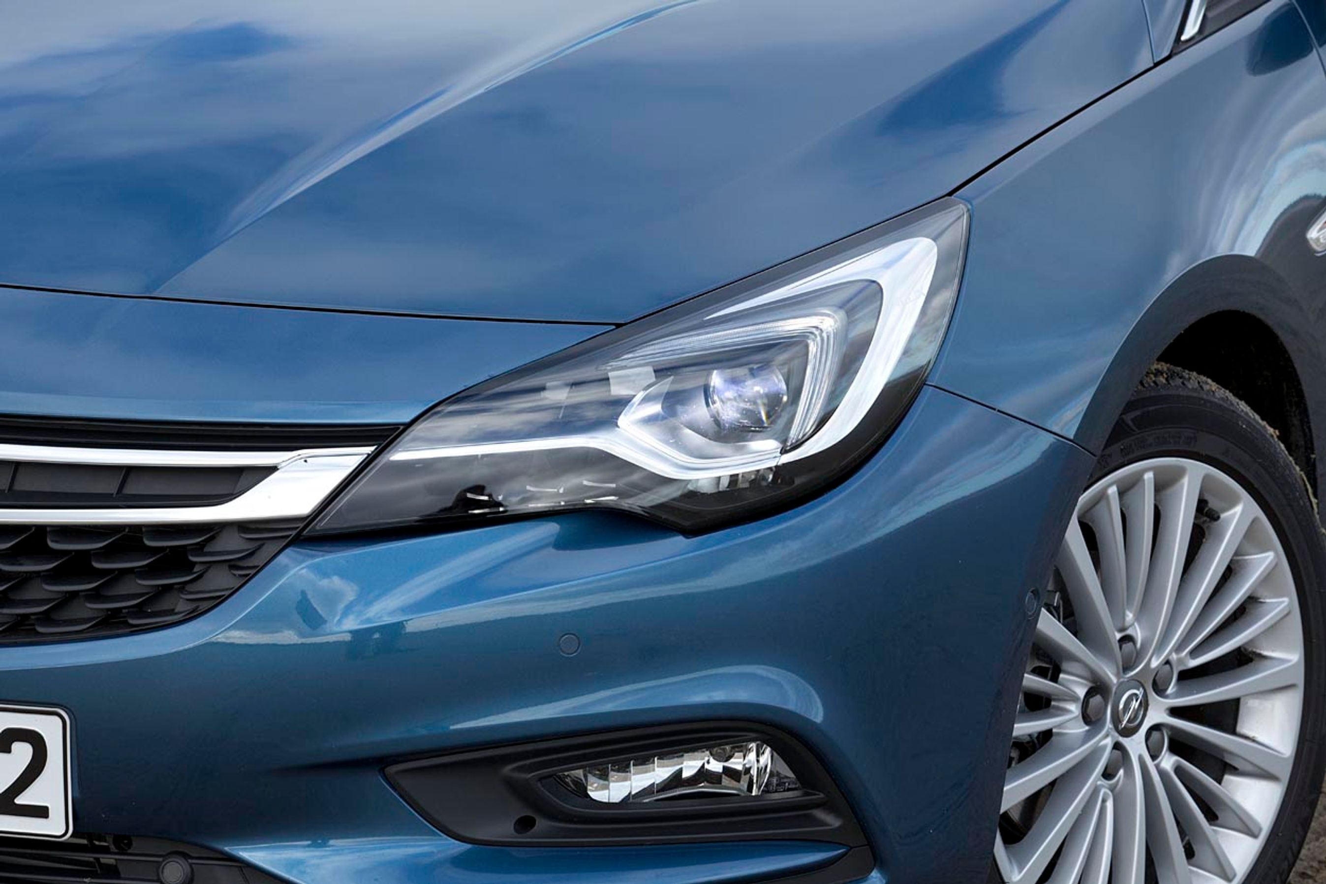 Opel Astra kan for 17.000 kr. ekstra leveres med avancerede LED-forlygter, som løbende tilpasser sig vejen og trafikken.