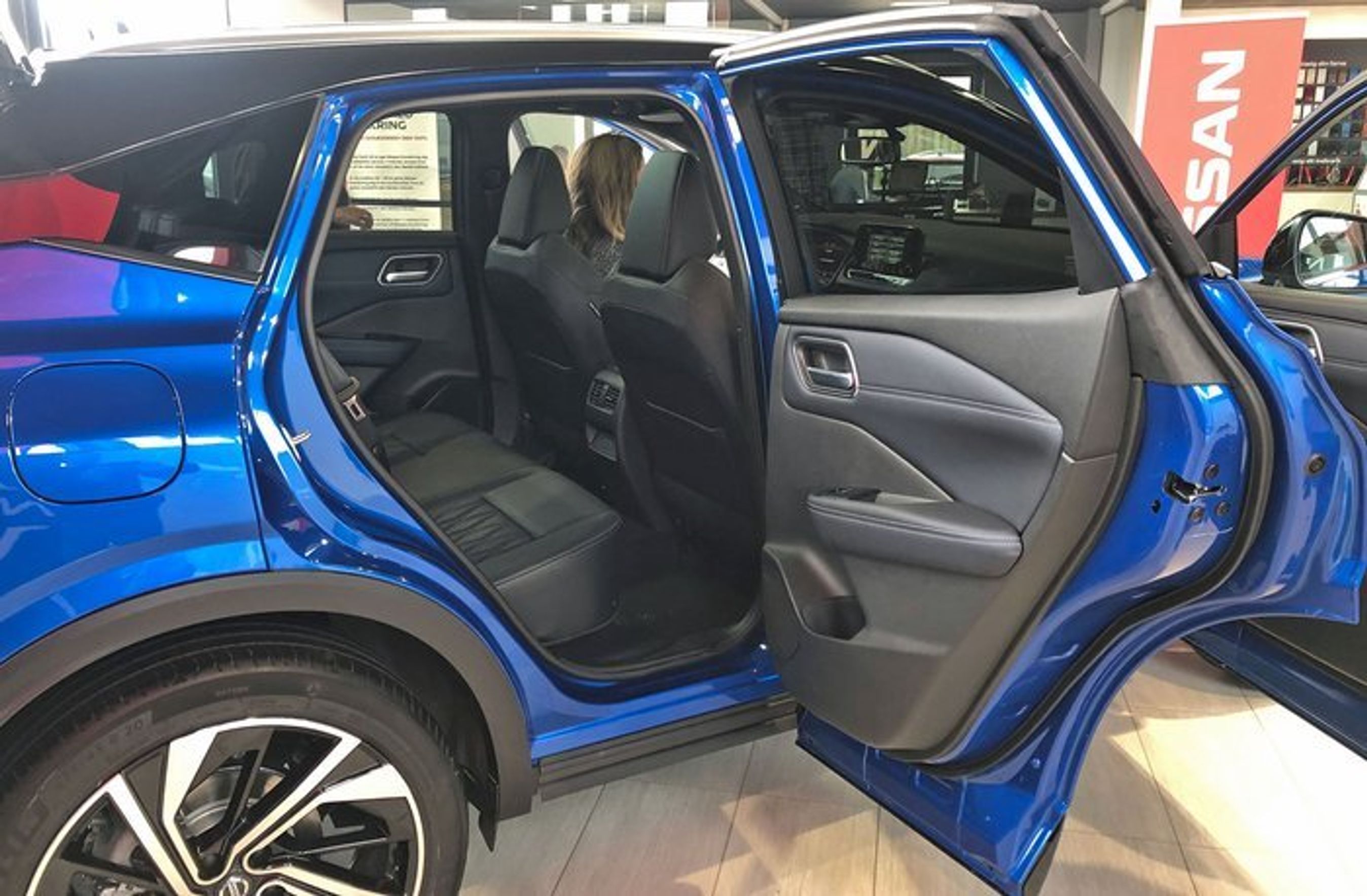 Bagdørene åbner næsten vinkelret på karrosseriet. Det er usædvanligt og giver bedre adgang.