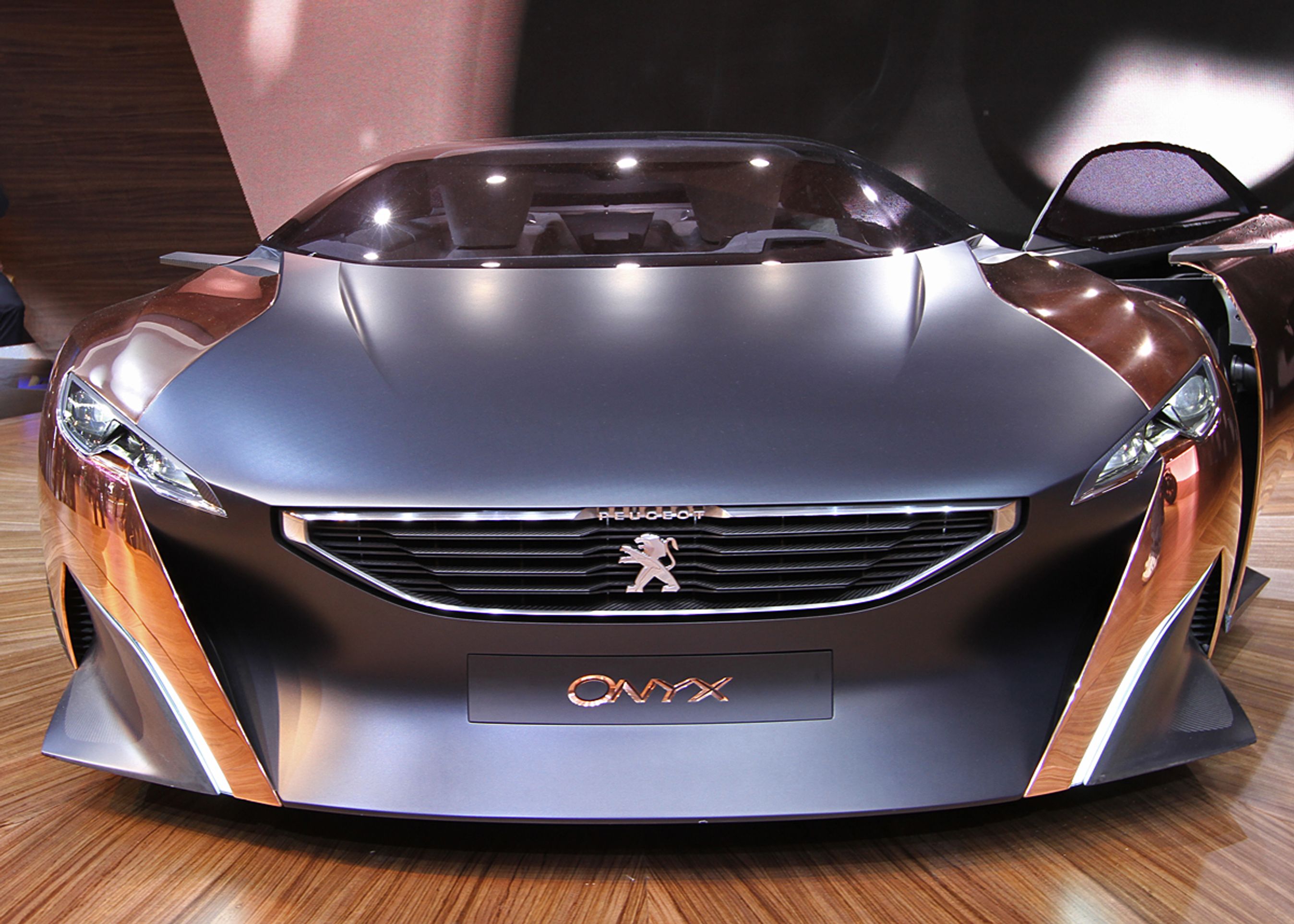 Peugeot Onyx er en ren showbil, der femviser design og teknologi.