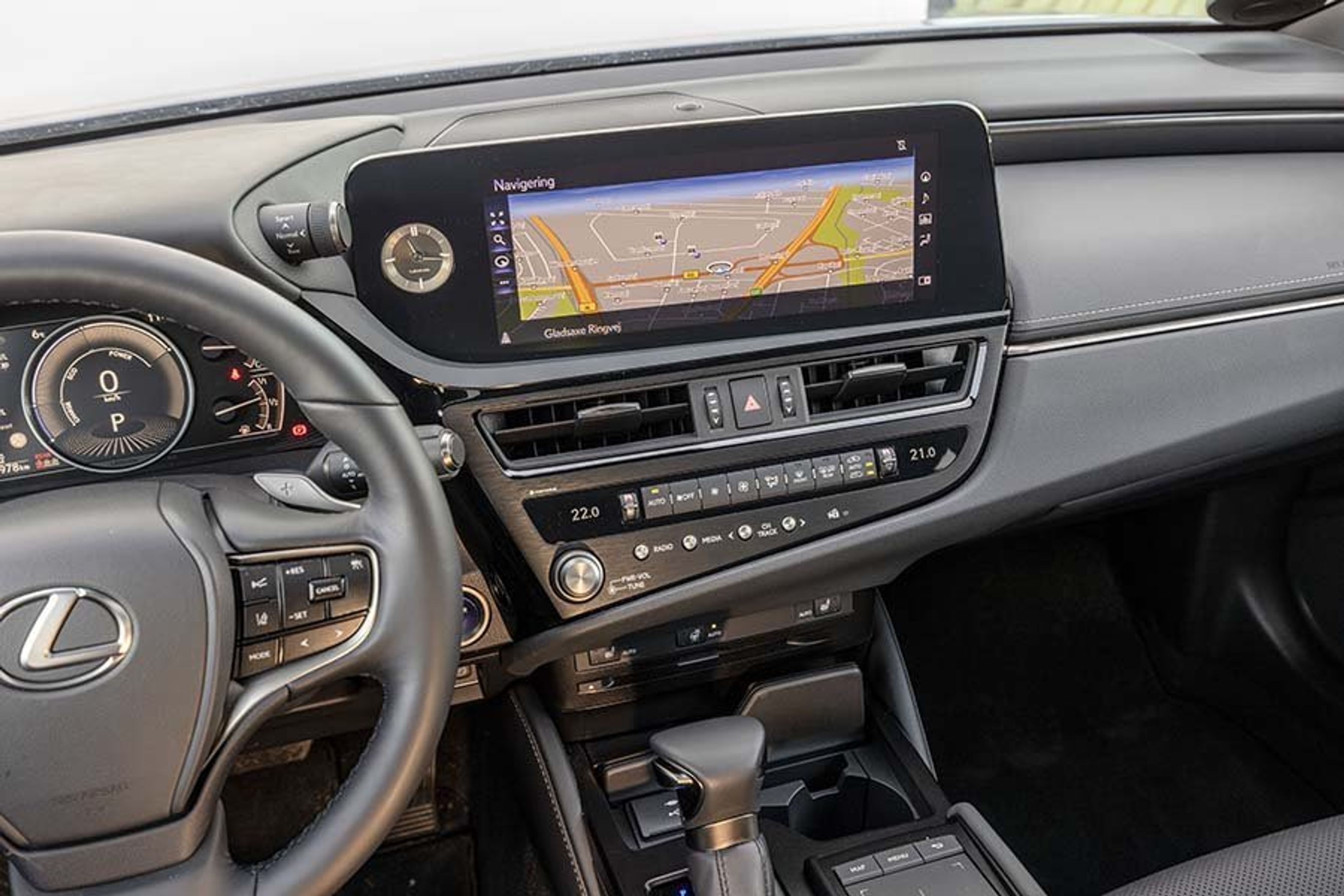 Foruden den store 12-tommerskærm er der mange knapper til bl.a. klimaanlægget.