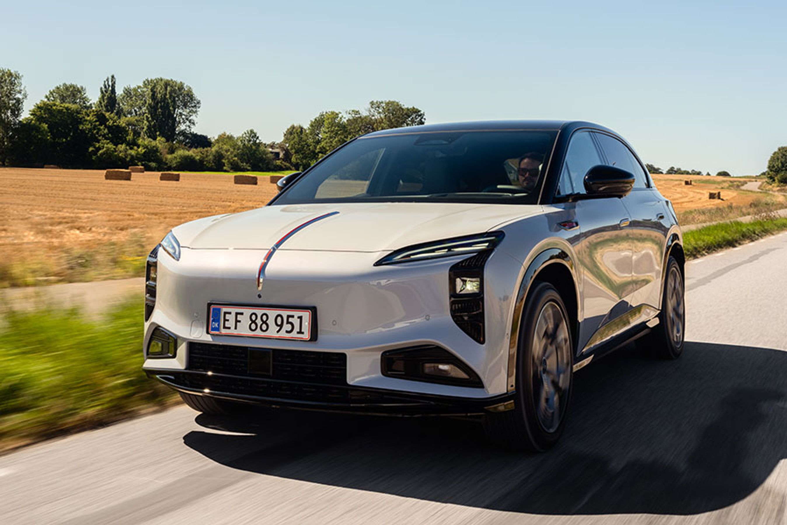 Hongqi EHS7 er en stor el-SUV i klasse med f.eks. Audi Q6. Men som så ofte ved kinesiske biler er bagsædepladsen enorm, og udstyret på et niveau, hvor de færreste europæiske biler kan følge med.