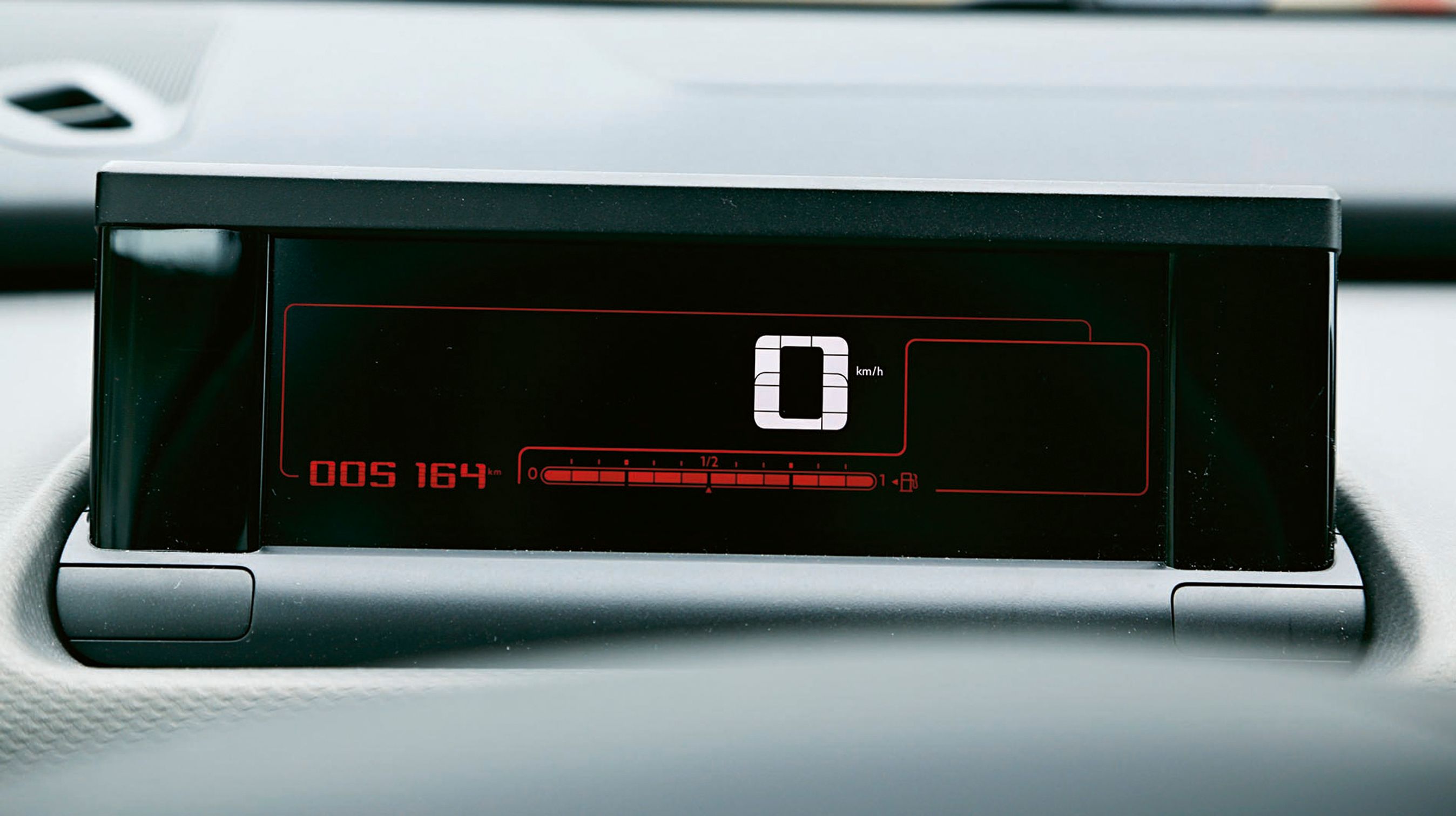 Det digitale speedometer sidder bag rattet. Det er meget kompakt og har ikke omdrejningstæller.