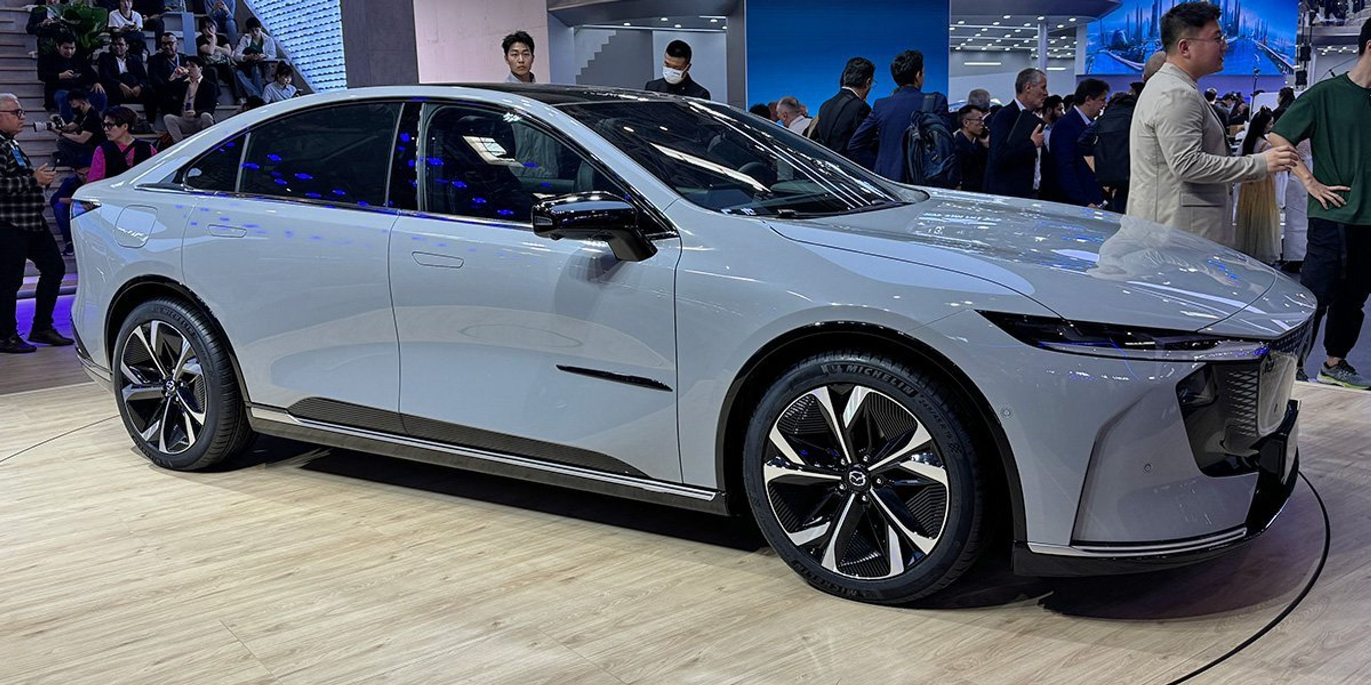 Lyseblå Mazda skråt forfra.