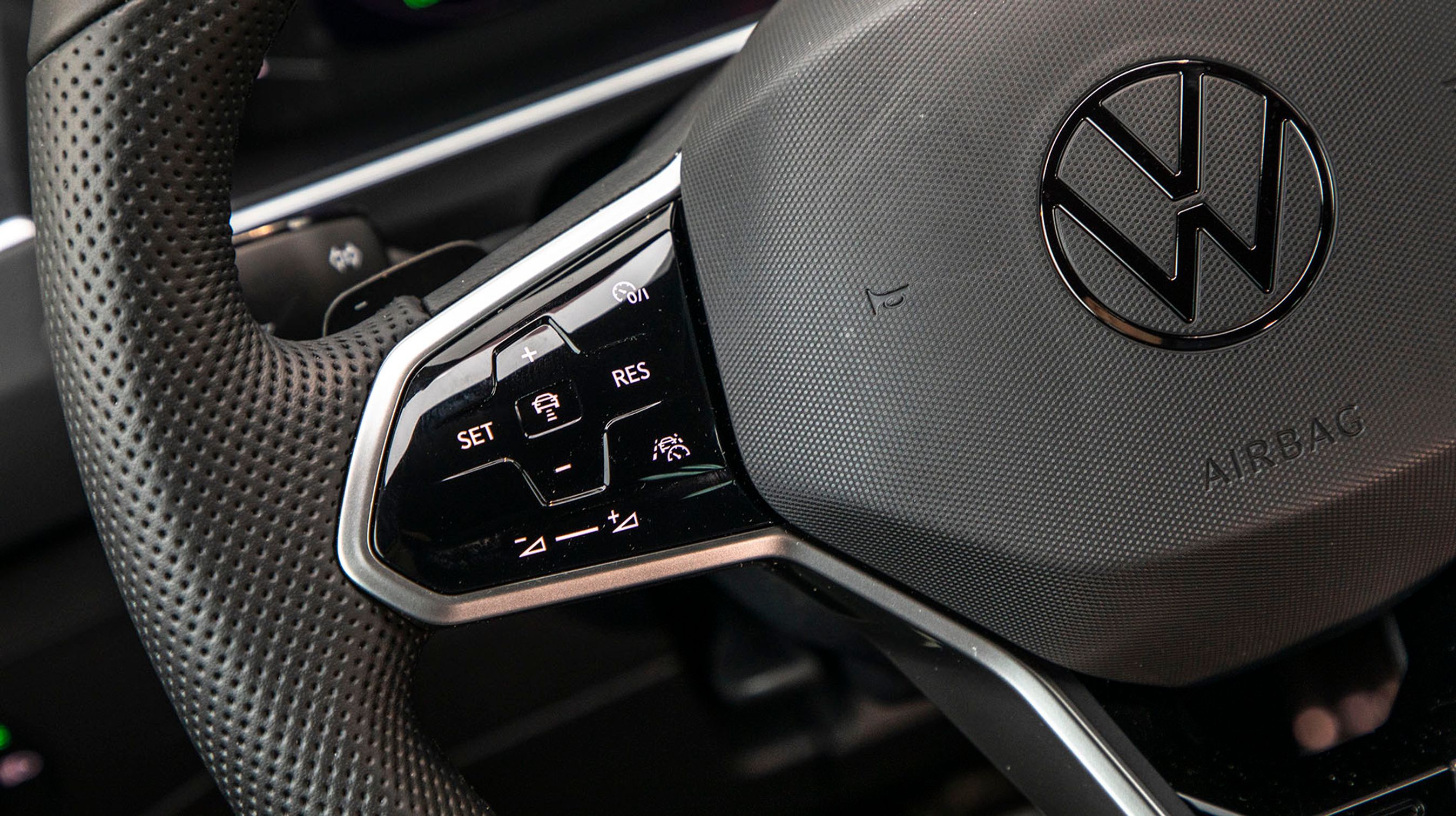 Fra rattet styres bl.a. adaptiv fartpilot og travel assist. Det fungerer glimrende.